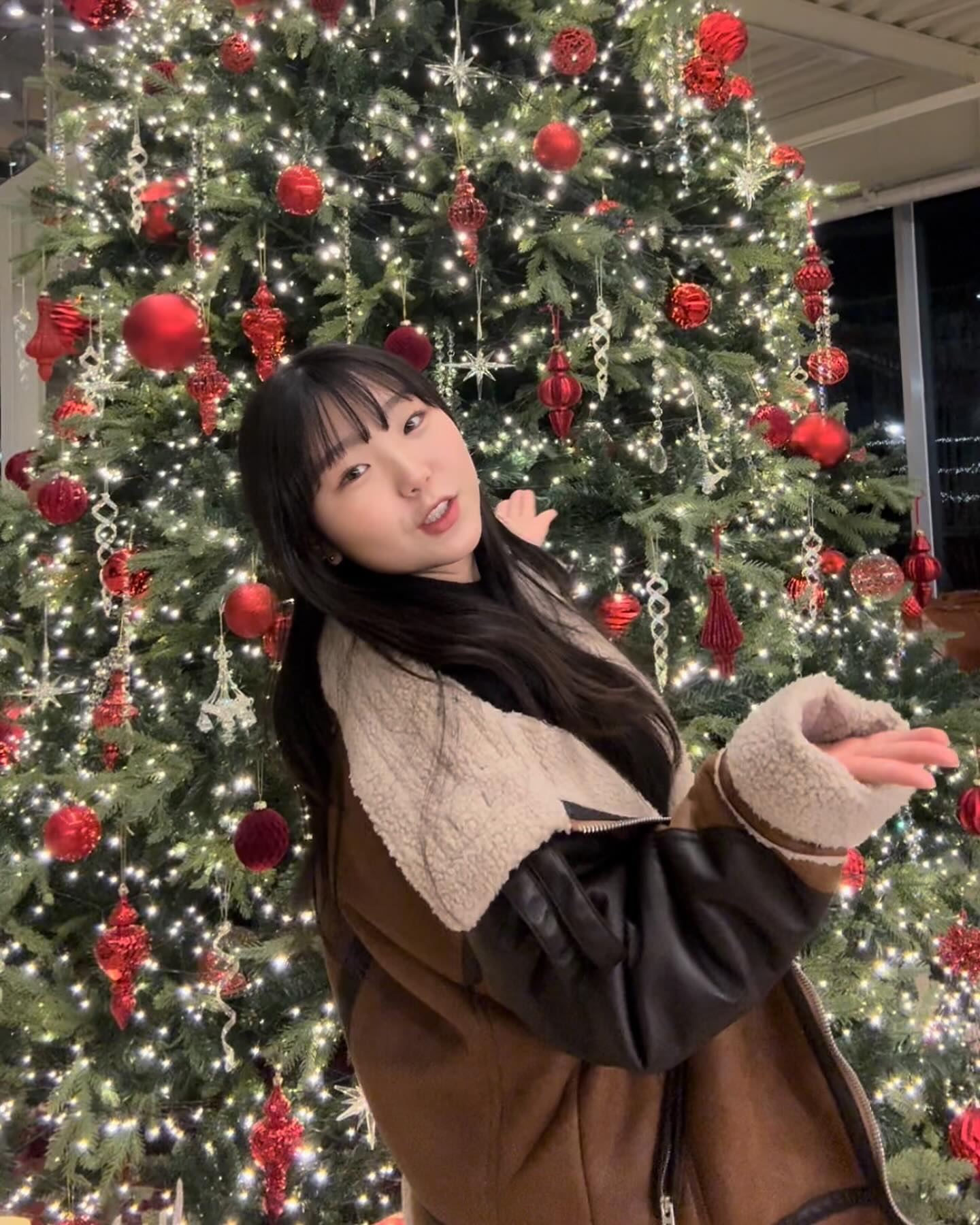 ᕕ( ᐛ )ᕗ
.
.
.
#크리스마스 #트리 #인스타 #셀피 #selfie #christmas #santa #아르세 #대형카페 #통영 #트리카페 #insta #fffff #arce #tongyeong #맞팔 #맞좋 #트리카페추천 #통영카페추천 #대형카페추천 #협찬문의dm #06 #고2 
#좋아요반사