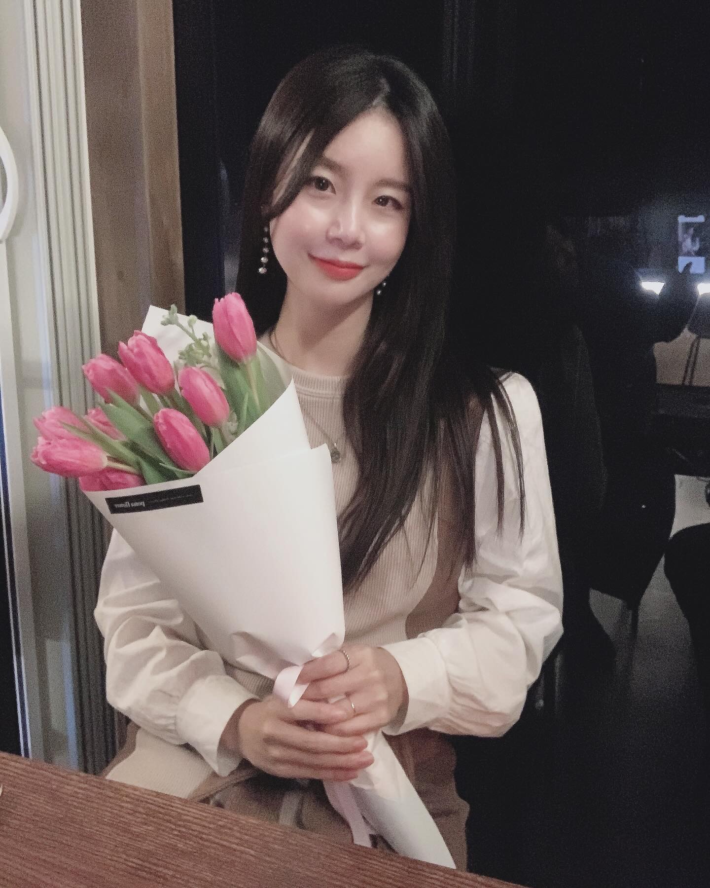 어차피 시드는 꽃 돈아깝다 생각했는데
이게 또 막상 보니까 예뿌다
.

.
.
내꽃 아니지만
사진은 내꽃인것처럼

낮잠을 너무 잤나..잠안오는중🥹

#새벽글귀 #새벽감성 #잠안옴 #꽃