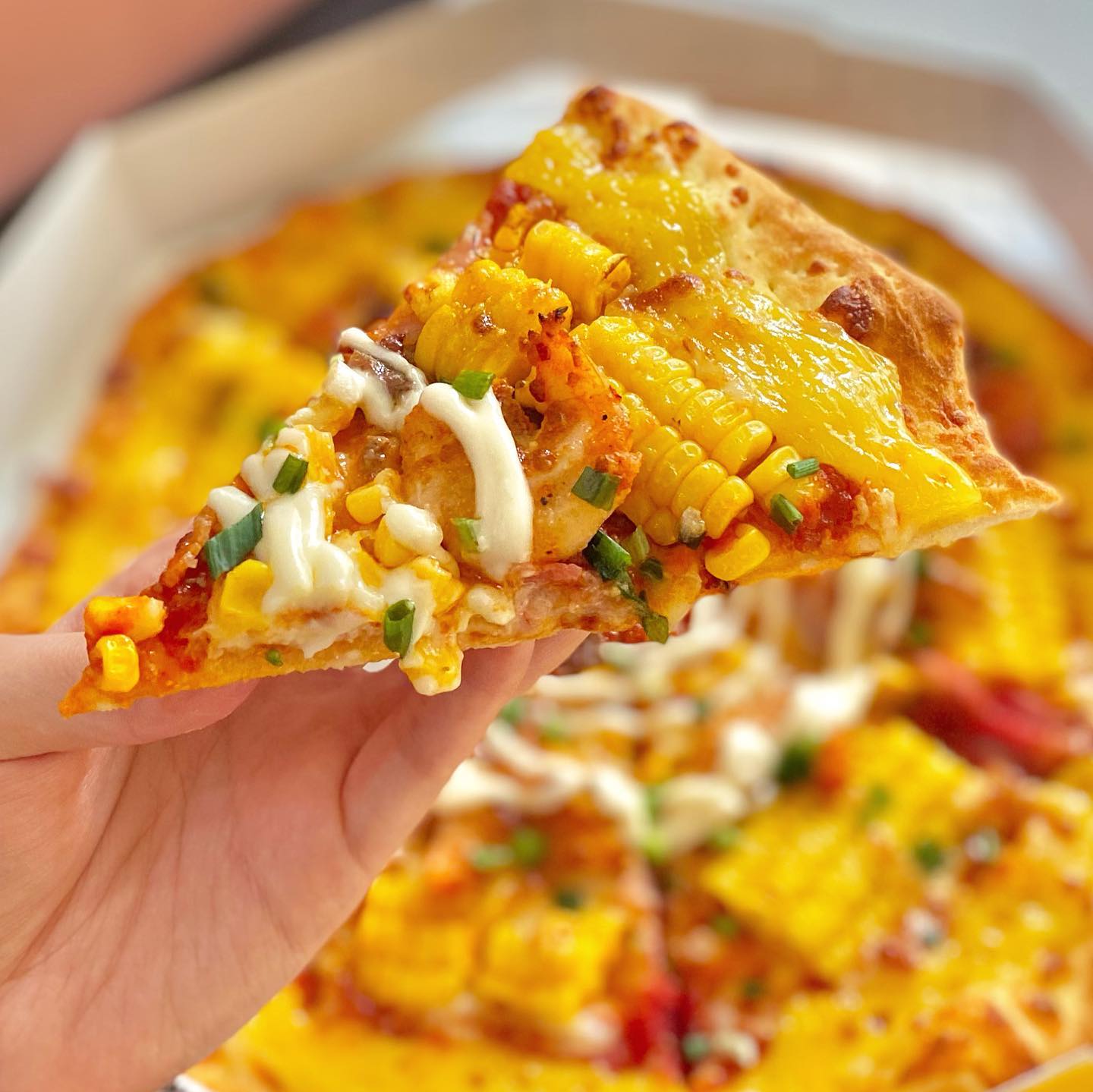 #협찬 bigstar_pizza 
5월 2일 오늘 빅스타피자에서 가정의 달 맞이 신메뉴를 출시했어요

💛샐리(라인프렌즈 캐릭터)와 콜라보레이션으로 굿즈 출시💛
3만 원대로 피자+치킨 바이트+굿즈까지
가성비 넘치는 구성(금액 세트별로 굿즈 상이)
메뉴 4천 원 할인도 진행해서 가족들과 함께 맛있는 식사 하면서
토이 디지털카메라, 인형(키링), 에코백까지 선물을 얻을 수 있는 기회예요

🌽샐리 옥슈슈 피자는 통통한 새우와 톡톡 터지는 옥수수 토핑 위에
달달한 슈크림과 짭잘한 콘가루가 뿌려져있어 달콤짭잘 너무 맛있어요😋

📸토이 디지털카메라 : 이미지, 동영상, 셀프카메라 모두 가능
빅스타피자 전용 커스텀, 20가지 카메라 프레임까지!!
개인 추가 커스텀이 가능하도록 30가지 스티커도 제공돼요

🐣인형(키링) : 샐리가 피자 탈을 쓰고 있는 모양이라 너무 귀여워요
키링 고리가 있어서 가방에 달고 다닐 수 있어요

👜에코백 : 복주머니 형태로 널찍한 수납공간과
로고나 디자인이 부담스럽지 않아서 쉽게 매치할 수 있어요.
샐리 인형(키링)이랑 세트로 제공됩니다

#빅스타피자 #라인프렌즈 #샐리 #샐리피자 #굿즈 #샐리굿즈 #빅스타굿즈 #샐리옥슈슈피자 #샐리찰칵옥슈슈세트 #샐리포켓옥슈슈세트 #콜라보메뉴 #신메뉴 #어린이날선물 #선물 #토이카메라 #인형