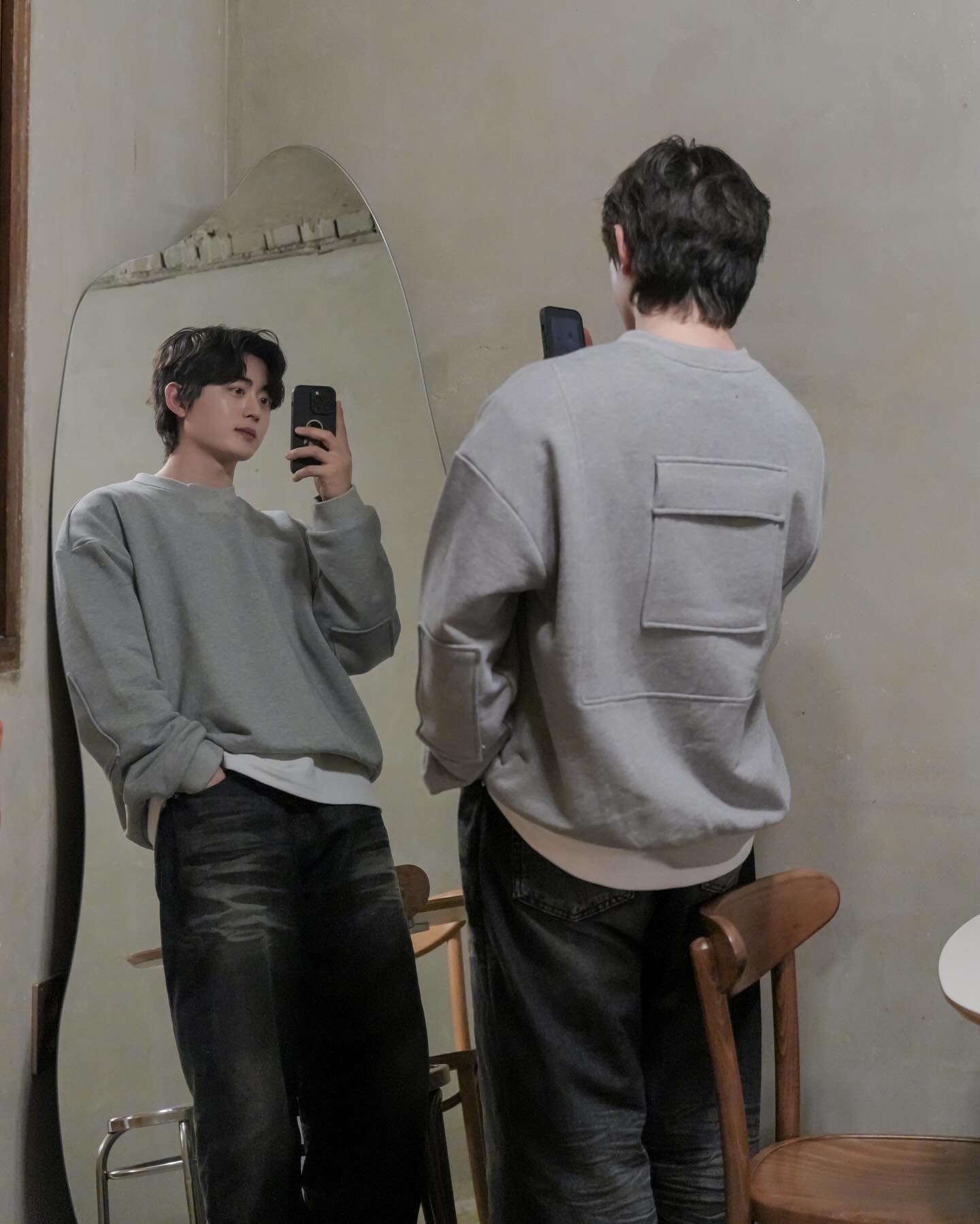 맨투맨 코디 어떤게 더 취향이신가요?
뒷태가 진짜 예쁜데 뒤가 보이는 사진이 없다😂
그나저나 나 왜 이 맨투맨 입을때마다 갈색 신었지?

#맨투맨 #맨투맨코디 #대학생코디 #개강룩
#남자코디 #남자패션 #남자패션코디