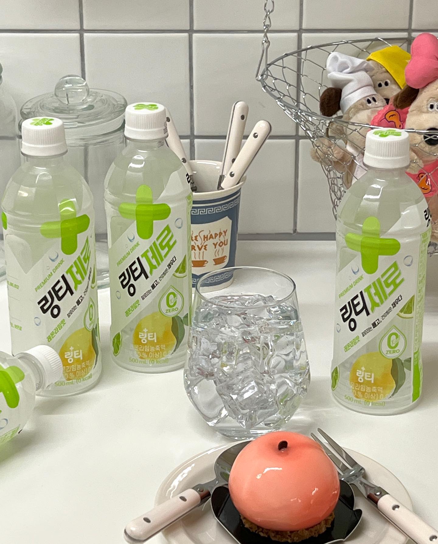 마시는 링거 링티!!

당류에 민감한 헬린이의 제로 사랑❤️

자꾸 입이 심심할때는 배가 고픈게 아니라 수분 부족을 착각하는 거래요 
 물을 마시면 10번중에 9번은 참을수 있다거 오늘 어디서 봤어요 ㅋㅋㅋㅋㅋㅋㅋ
9번 참을 수 잇는거 맞나요?....
1번 터지면 배 터지게 먹는거 아닌가 몰라

물에 빠진 수육에서 물 먹는 하마가 되는게 아닌지ㅋㅋㅋㅋㅋ

여러모로 사건사고의 연속이였던  올 8월 
그 핑계로 탄수 왕창먹고 운동도 안하고 회사에서 일도 안하고 
스튜디오 꾸미는것도 느릿느릿 했지만 
다시 화이팅 💪🏻

운동도 일도 식단도 그리고 많이 밀렸지만 내 공간도 마져 다듬어 주면 되어요✨

#나에게하는말 #토탁토탁 #다시어트 #다이어트 #운동하는여자 #운동하는먹방러 #운동소통 #헬린이 #링티제로 #제품촬영 #제품촬영스튜디오 #제품촬영대행