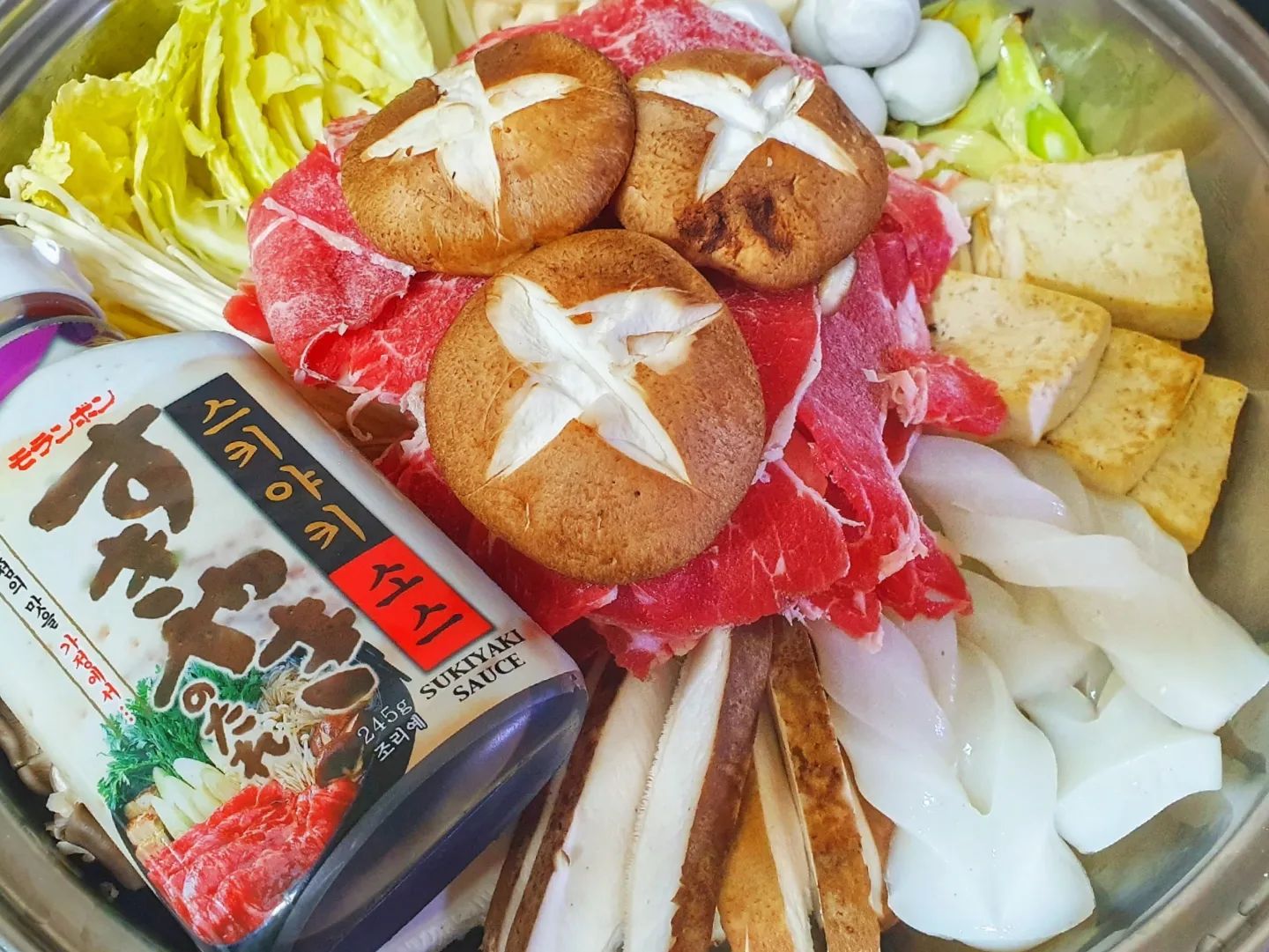 #협찬 moranbongkorea
.
크리스마스🎄이브날, 가족들이랑 저녁으로 뜨끈하게 [스키야키]를 전골식으로 만들어 먹었어요✌️
.
과정은 생각보다 간단한데, 항상 소스를 어떻게 해야할지 어려워서 언젠가 해먹어봐야지 생각만 하고있었는데❗️#스키야키소스 완제품이 있길래 사용해봤슴다🤭 소스 베이스는 달달한 편이고요, 계속 끓이면 야채랑 국물이 어우러져서 요즘처럼 추운 겨울철 딱 인거 같아요👍
.
TIP❗️ 달걀 노른자를 풀어서 고기랑 야채를 찍어먹음 달달함과 고소함이 2배❕️

#모란봉코리아 #스끼야끼 #스끼야끼소스 #스키야키만들기 #스키야키 #스키야끼 #요리 #음식 #선팔하면맞팔 #먹팔 #먹팔맞팔#먹방 #먹스타그램 #먹스타 #좋아요 #소통 #선팔 #맞팔 #선팔맞팔 #팔로우 #음식 #선팔하면맞팔 #먹팔해요 #먹팔환영 #먹팔소통 #먹팔하면맞팔 #먹팔맞팔