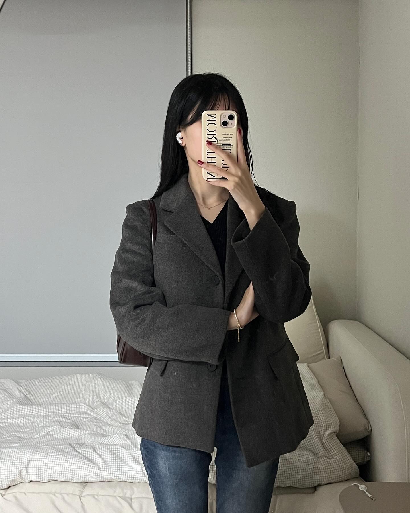 오늘 협력사 미팅 있어서 자켓 입었는데 한마디도 못하고 끝난거 있죠 🫢
주니어와 시니어 그사이.... 험난하네요......
그래도 회사에서 화이트데이라고 런던베이글 나눠줘서 좋았어요 🫶🏻🩷
다들 즐거운 화이트데이 되세요!
⠀
🤍 outer : mixxo_korea 
🤍 bottom : wbe_e 
🤍 bag : other_tempo 
⠀