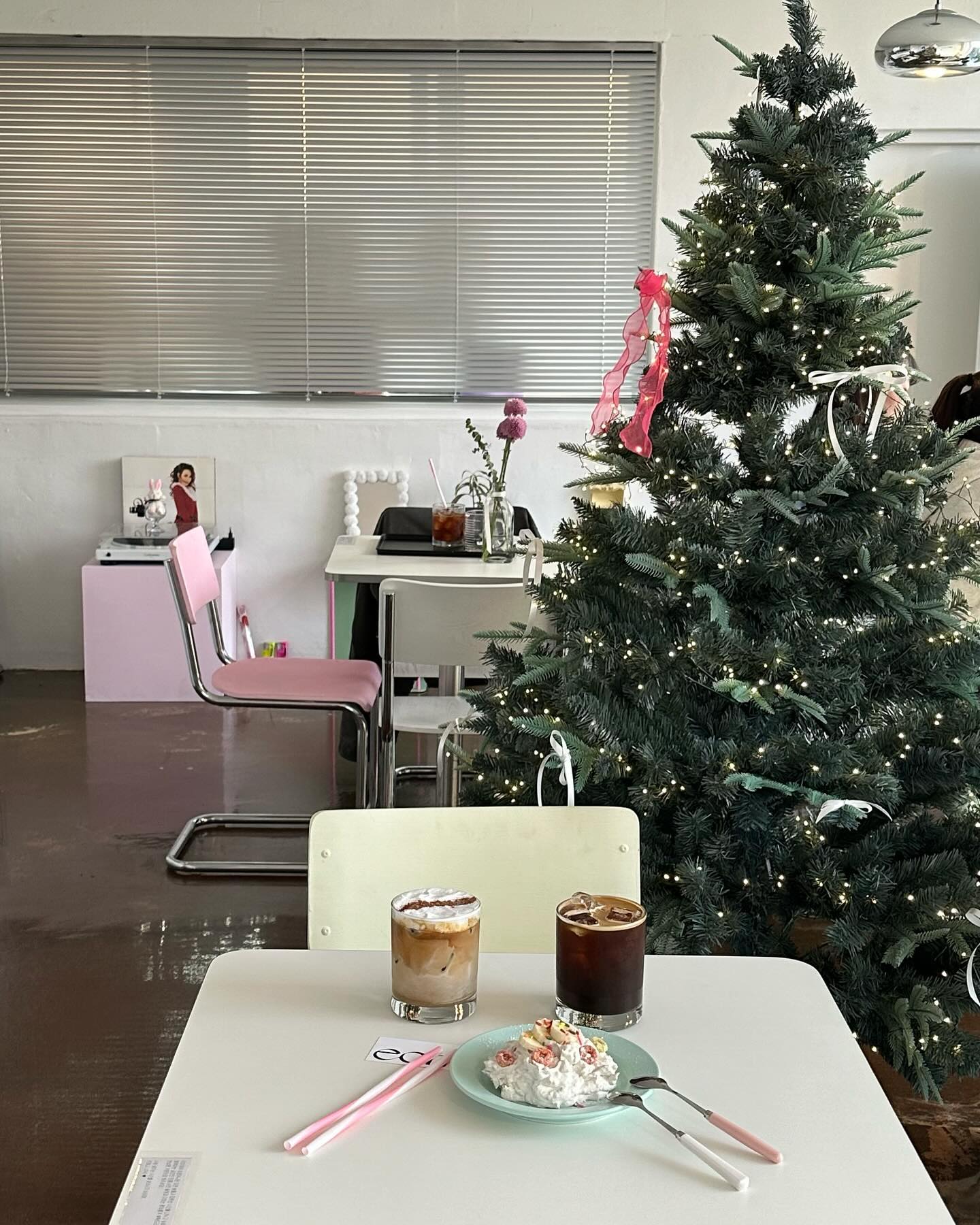 귀여운 소품샵이 함께 있는 이오엠🧸

✔️서울 마포구 동교로 262 5층(연남동)에 위치했어요◡̈ 
📌 eom.2om 

#연남#연남동카페#연남카페#연남동카페추천#연남동카페투어#연남동신상카페#연남동감성카페#연남카페추천#연남동핫플#연남동데이트#연남동소품샵#연남동데이트추천#연남동데이트코스#카페#서울카페#카페추천#카페투어#이오엠#연남동이오엠#이오엠카페#크리스마스카페#트리카페#크리스마스트리카페#mindaily#min_dley서울