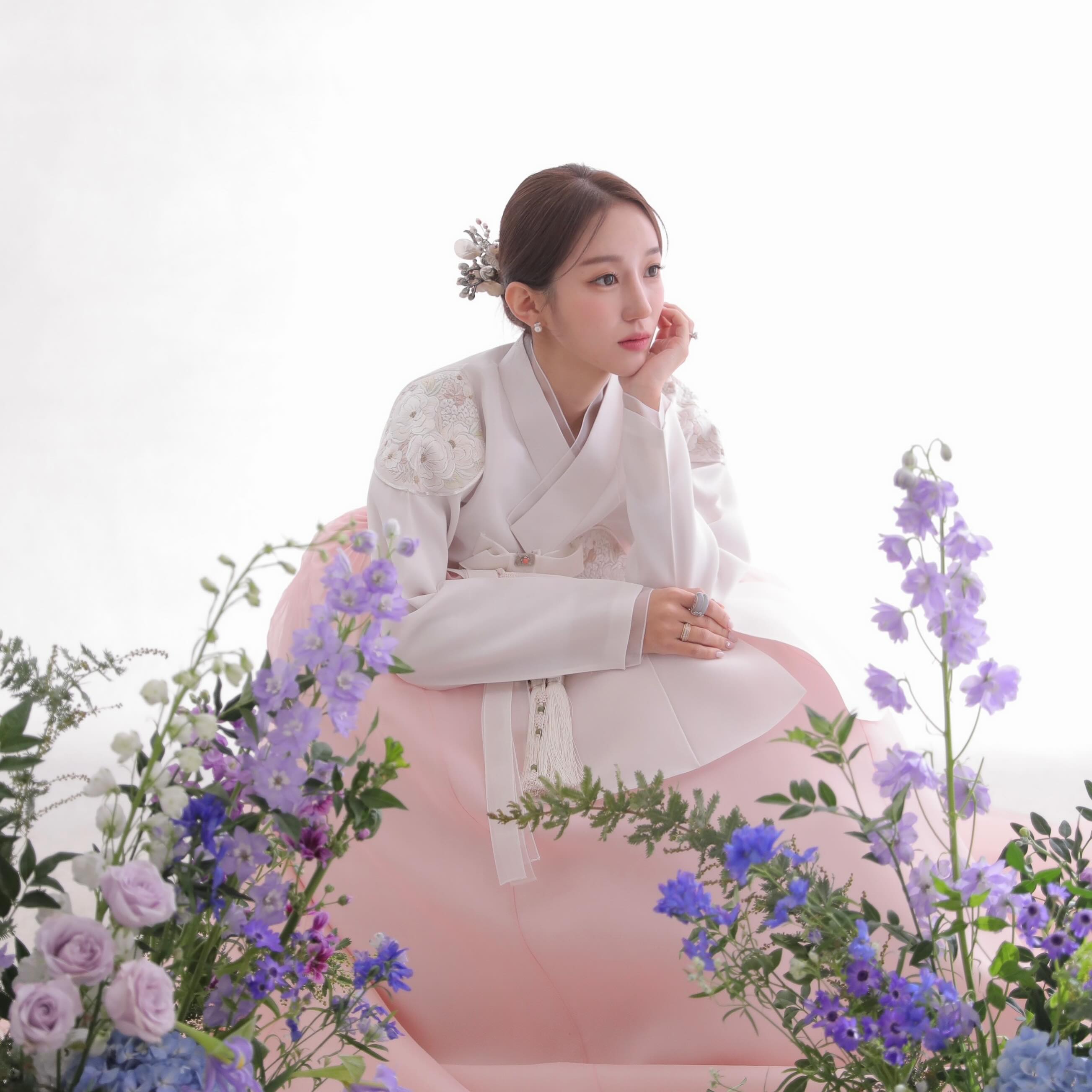 이 시대의 며느리상🪷 #한복 #비단빔 #웨딩촬영 
한복 이어링도 hamchorom_bride 심플 포인트로 찢어땃🤍