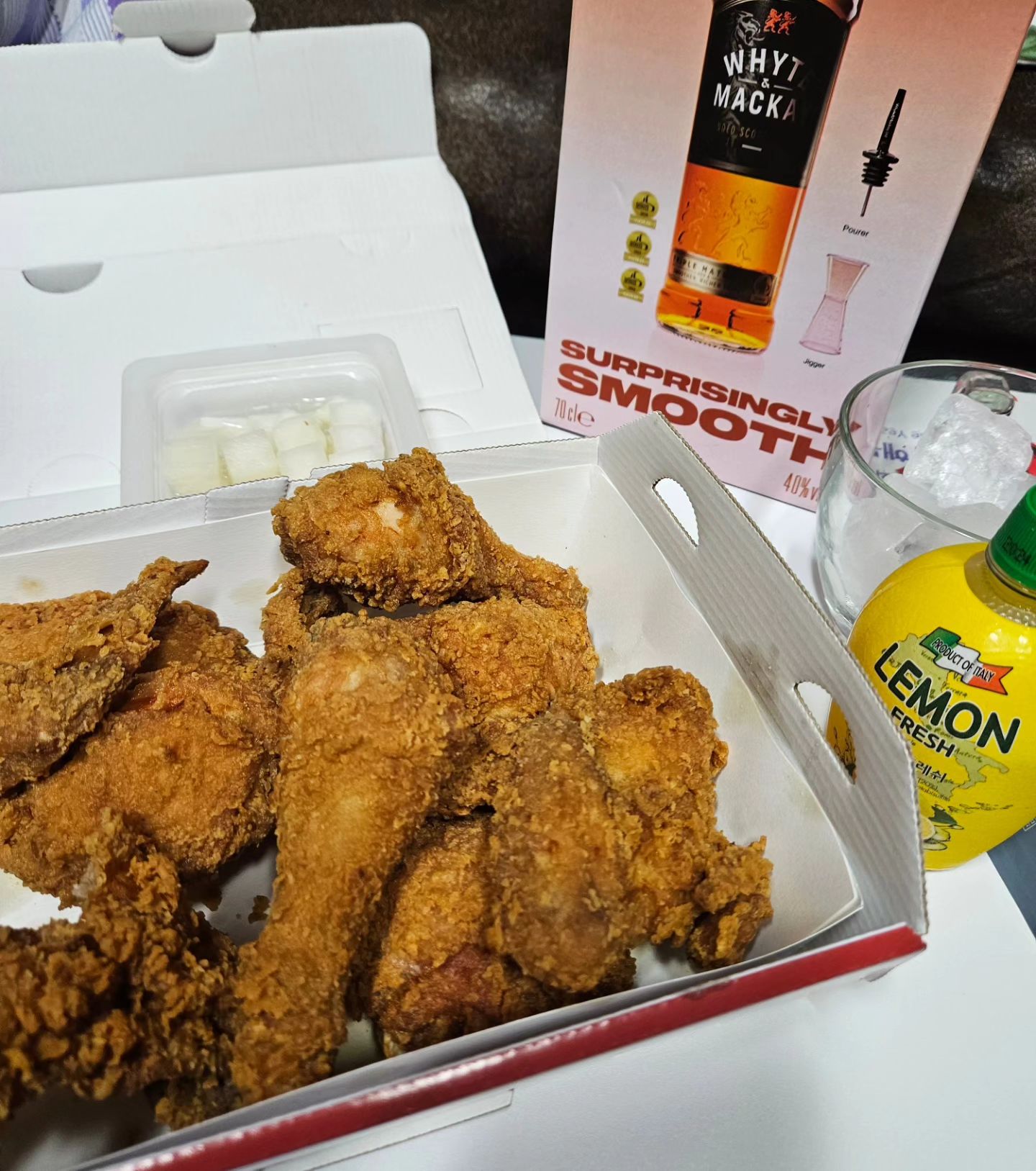 드라이진 사러 갔다가 시음 직원분의 세일즈에 현혹돼서 산 위스키.
2만원 초반으로 세일하는데 위스키 푸어러랑 지거가 함께 들어있어 안살수가 없었다. 뭐 더 주면 사는편...ㅋㅋㅋㅋ
술알못이라 항상 하이볼로 마시는데 한잔에 또 취했다..ㅋㅋㅋㅋ
술찌+맵찔이는 샷 하나 들어간 하이볼에 BBQ황올 먹고 맵고 취하고 다 하네..
불금 제대로 보내고 있습니다.
.
.
.
#위스키#화이트앤맥케이#하이볼#가성비위스키#비비큐#비비큐황금올리브#황금올리브치킨#황올#불금#먹스타그램#선팔#선팔맞팔#선팔하면맞팔#선팔하면맞팔가요#선팔환영#맞팔#맞팔해요#먹팔#먹팔해요#좋아요#좋반#좋테#첫줄반사#좋아요반사#좋반테러#like#likesforlike#like4likes#f4f#BBQ