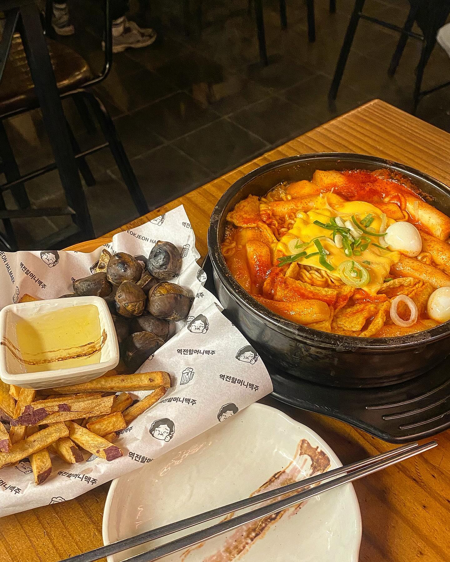 #역전할맥 
 

정자동에있는 역전할맥 안주맛집에 다녀왔어용 
무조건 시켜야되는 치즈라볶이 👍
고구마튀김도 주문했는데 이건 한번으로 만족 
맥주안주로 추천드려용 👏🏻 

 
치즈라볶이 - 9,000원
고구마&군밤 - 9,000원 
생맥 - 4,500원
 

위치 - 경기 성남시 분당구 성남대로331번길 9-3

#정자동술집 #정자역술집 #분당술집 #떡볶이 #치즈라볶이 #고구마튀김 #맥주안주 #음식 #푸드 #분당맥주 #정자맥주 #정자역맥주 #정자역역전할매맥주 #정자역전할맥 #생맥 #역전할머니맥주 #안주추천 #먹스타그램 #맛스타 #맞팔 #먹팔 #소통 #좋반