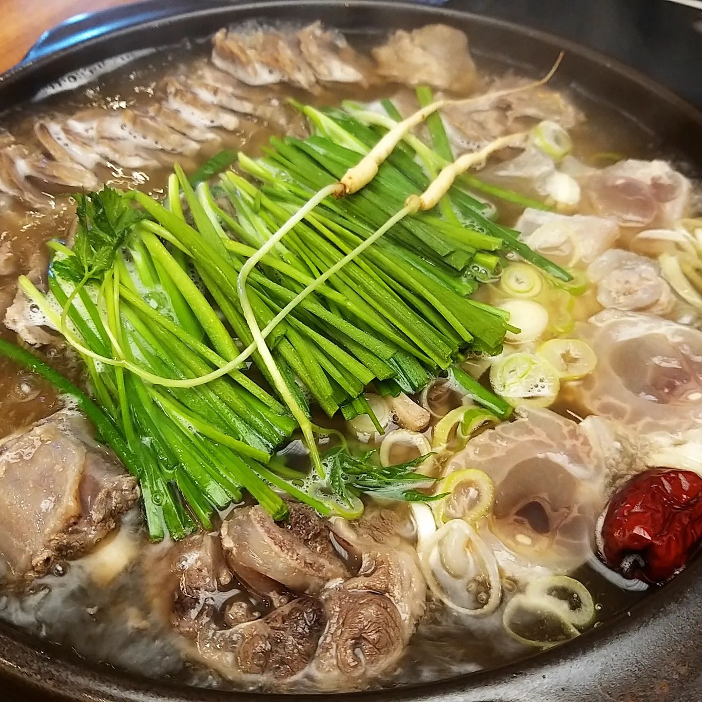 어제 #일산수육맛집 #황해수육일산가로수길점 에 다녀왔습니다.
고기 잡네 1도 없고 부드러워서 남녀노소 누구나 맛있게 즐길 수 있는 #일산가로수길맛집 이지요.
수육 소자 주문했는데 3인이 먹기에도 넉넉합니다.
수육에는 소꼬리, 도가니, 아롱사태가 나옵니다.
소꼬리에 살도 많이 붙어 있어서 뜯어 먹는 재미가 있고,
아롱사태는 입에서 살살녹는게 예술입니다.
또 도가니는 정말 오랜만에 먹어 봤는데 식감이 따봉👍👍
함께 나오는 밑반찬들도 정말 정갈하고 맛있어서 한번 리필 해 먹었어요.
그리고 해장국도 세트로 함께 나오는데요.
해장국 정말 깔끔하고 시원한 맛이 일품이더라고요.
사장님도 친절하시고 맛도 좋고 가격도 착하니 단골 될 거 같아요.
주차도 2시간 무료로 할 수 있어서 좋습니다.
ㆍ
ㆍ
#일산수육 #일산고기집 #일산가로수길술집 #대화동맛집 #대화동수육 #대화동회식 #일산소꼬리찜 #대화동술집
