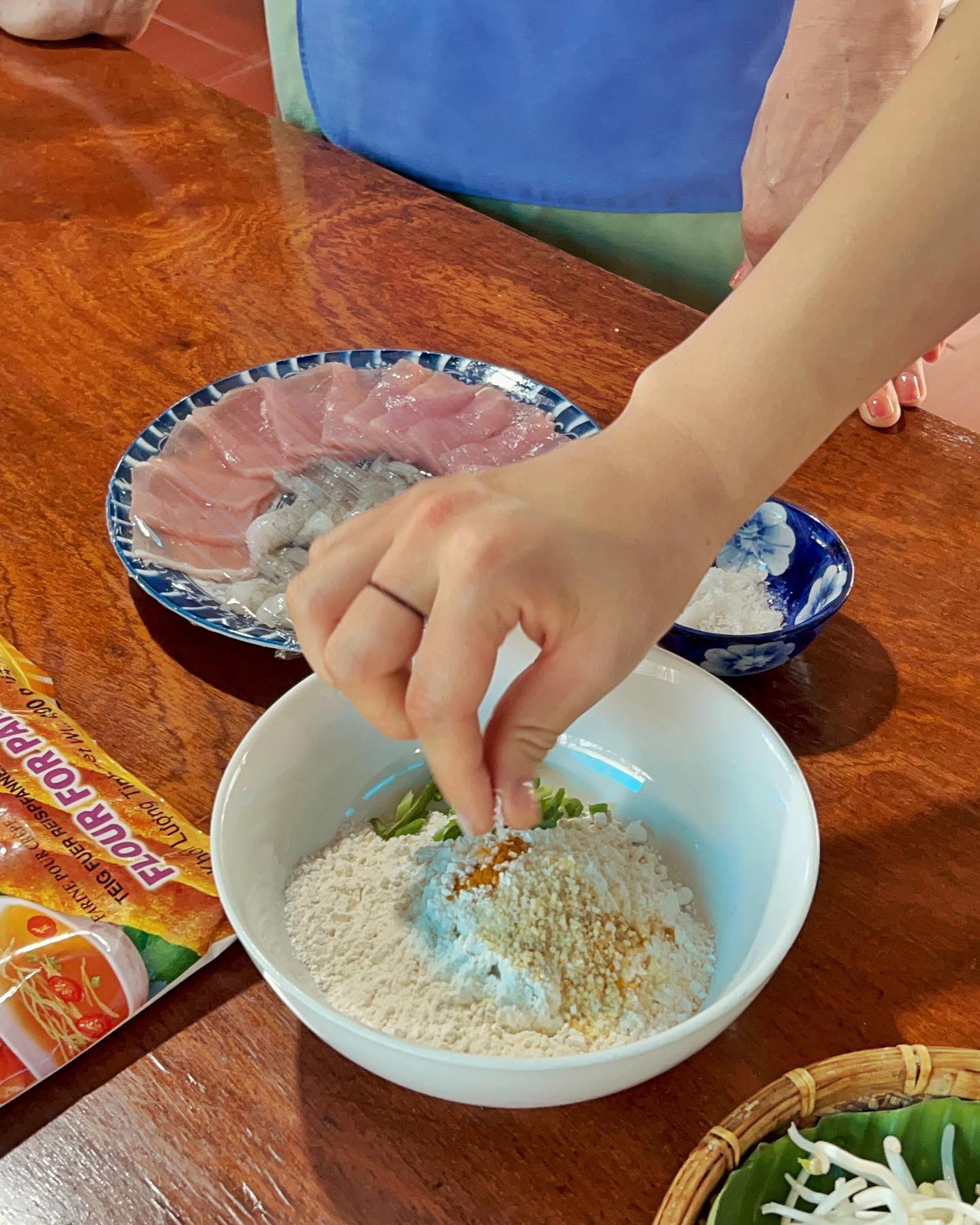 똥손들도 요리사가 될 수 있는 쿠킹클래스~~
베트남에서의 최고 맛보장 반쎄오를 드셔보실 수 있습니다
꼭 방문하셔서 드셔보세요~
한번 오면 다시 오게 된다는 그곳!!
호아스 패밀리와 함께 해주세요😍
찐 후기들이 인정합니다~

#반쎄오 #꿀맛 #새우요리 #쿠킹클래스 #모닝글로리 #맛집 #다낭 #호이안 #베트남필수코스 #베트남필수 #내가요리사 #코코넛배 #코코넛마을 #올드타운