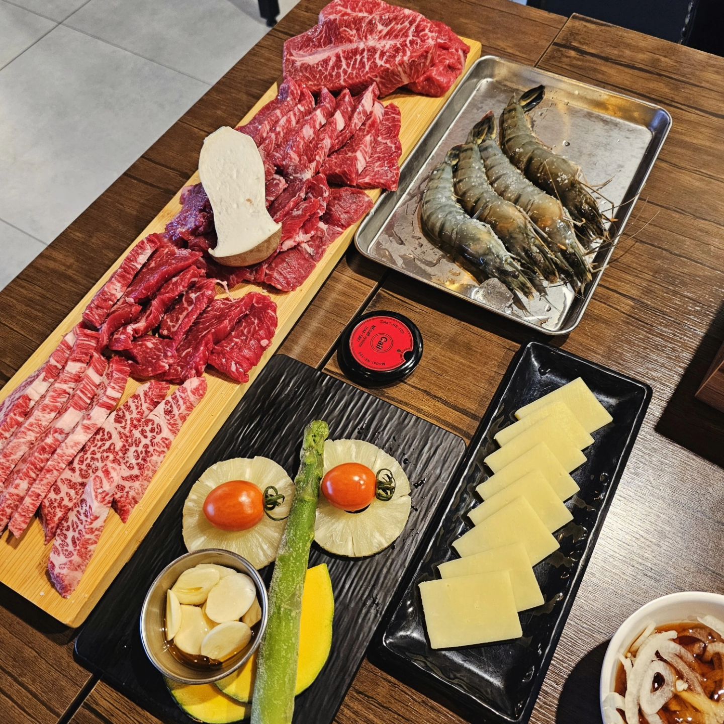 청주 숙성 소고기 맛집 🔥 [이화연가]

나오자마자 때깔이랑 비주얼 미쳤구요

모둠에는 다양한 부위의 소고기에
구워먹는 치즈 , 킹타이거 새우 등이 같이 나오는데
맛있는게 다 같이 나와서 너무 좋음

먹다보면 포슬계란찜이랑 된찌도 같이 나와서 
느끼해질때쯤 호호 불어서 퍼먹으니까 극락. 

느끼함 싹 내려가면서 다시 먹어야죠 
파채랑 양파절임도 얹어먹어도 맛있고

소고기가 입에서 살살 녹고 
질긴느낌도 전혀없이 너무 맛있었어요 👍🏻

#청주#충북#율량동#대전#청주맛집#청주율량동맛집#청주맛집추천#청주율량동#이화연가#청주소고기#소고기#고기집#율량동소고기#소고기맛집#청주소고기맛집#맛집추천#맛집공유#숙성한우#오늘도묵지_청주#율량동맛집#율량동맛집#율량동고기집#율량동소고기