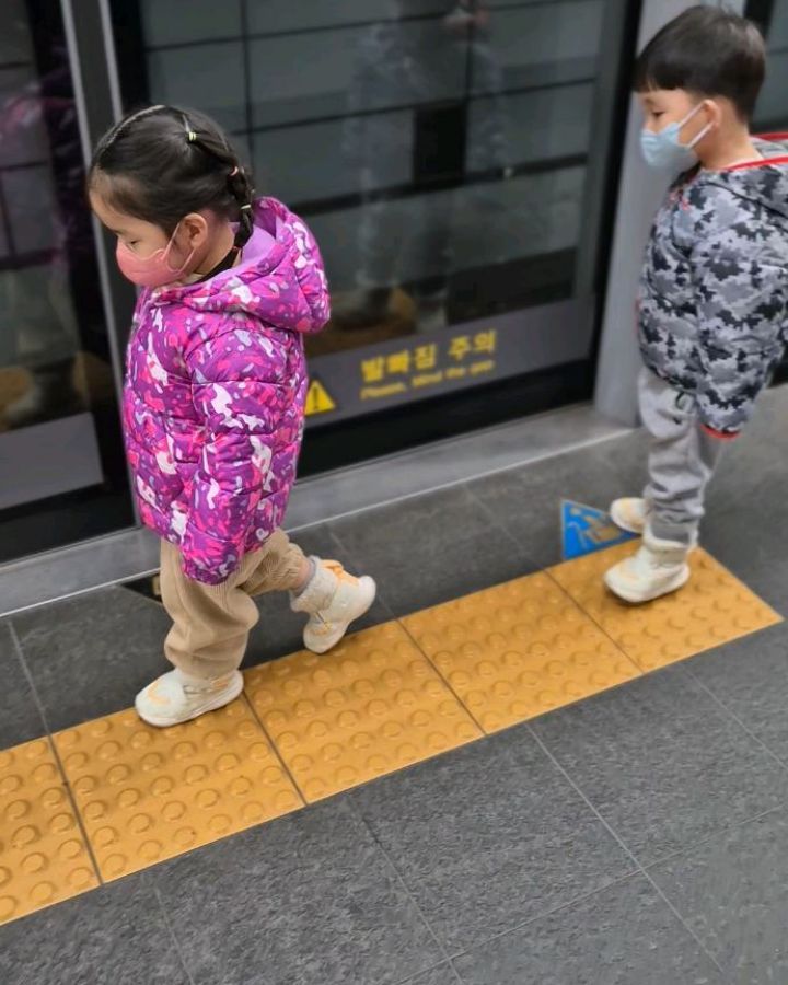 기차를 타고싶대서
환승주차장에 주차하고 떠난 공항철도 여행.
방바닥에서는 느낄수 없는 공기, 소리, 사람들이 재밌었는지
오늘 하루 모든것이 좋았다고 말해주던 지안이.