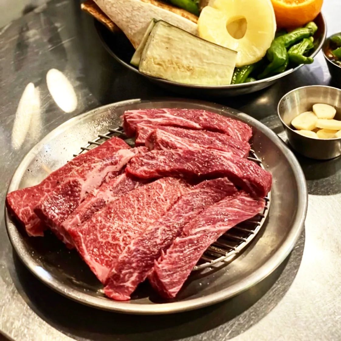 #협찬 고기는 늘~~~옳아!!🥩🥩

오늘은 아이들이 특히나
좋.아.하.는

소고기 먹으러 간다며😝😝
이미 입이 귀에 걸린 녀석들

놀러간김에
제대로 즐겨보는거지

금호동 금난시장 쪽에 위치하고 있는
326숯불구이🎶🎶

고기 먹으러 가는길은
마냥 가벼워지는 걸음걸이들🤭🤭🤭

가성비도 좋지만
역시 친전한 곳은 또 한번 감동준다며

어떤거 먹지 고민일땐
세트메뉴도 준비되어있으니 굿굿!

#326숯불구이 #금남시장맛집 #금호동맛집 
#금호역맛집 #금호동소고기 #금남시장고기집 #금호역고깃집 #금호동고깃집 #금남시장소고기 #금호동고기 #소고기맛집