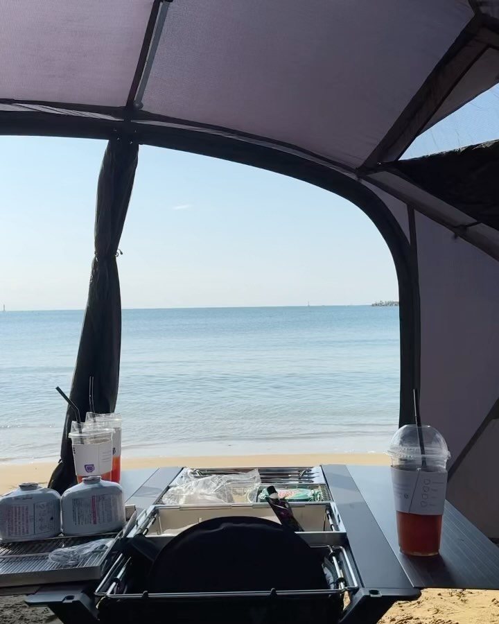 그때그때 바로 올리기로 약속해 ..

바다 바로 앞에서 노지 캠핑은 그야말로 행복 그자체였다 ☘️
아직은 캠님이지만 곧 멋드러진 내 장비를 구매하겠어.