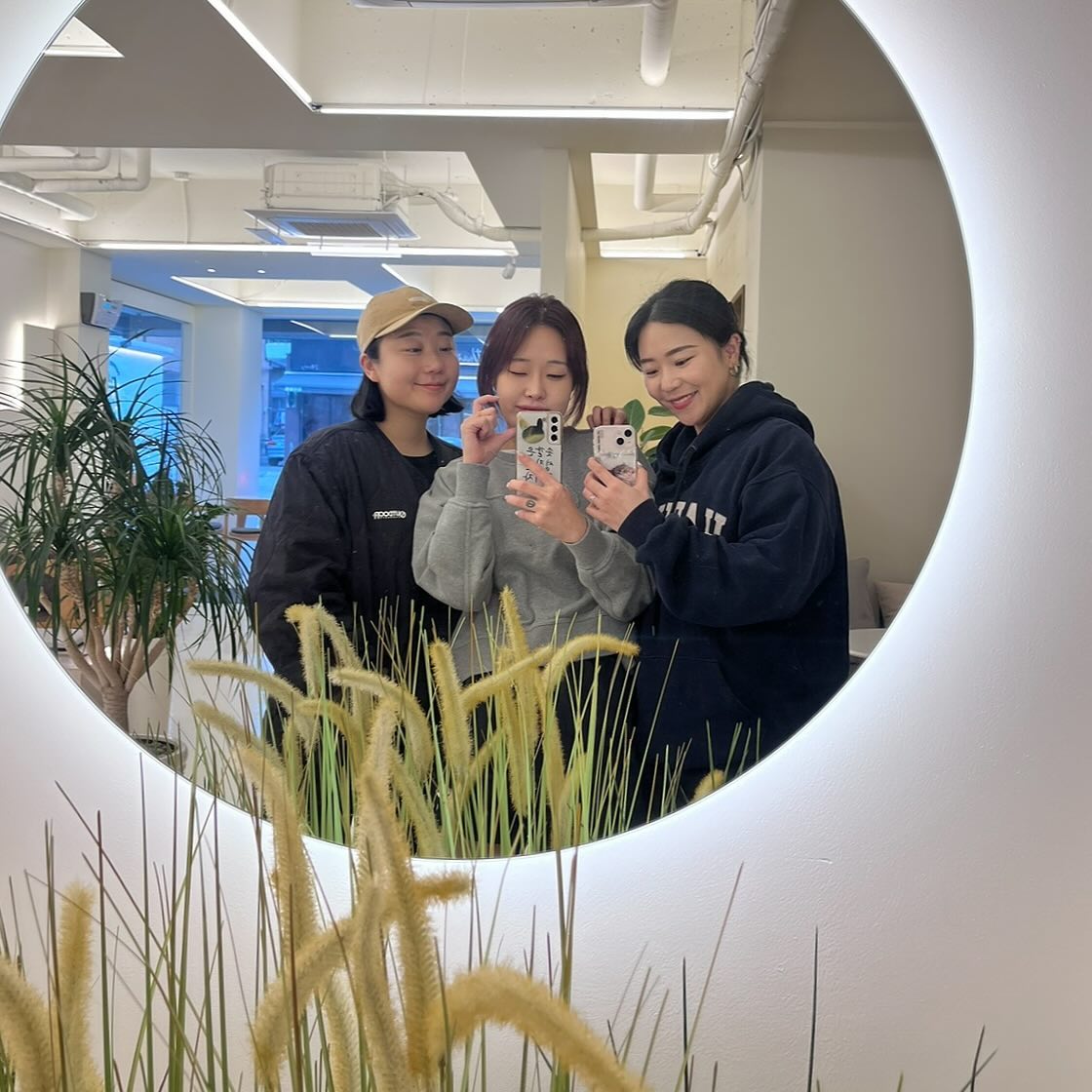 요즘은 정말 한분한분 감사한 인연들에 
하루하루 더 행복하고 행운같은 시간들 

회사다닐땐 나살기 바쁘고 전전긍긍 
시간내기도 어렵다는 핑계로 제대로 실행하지도 못했던 
소소한 행동들이 하나둘 실현되고 있음에 또한번 감사 🙏
스스로의 만족으로 시작한 봉사를 처음엔 알릴 생각도 없었지만 
내가 한걸 자랑하려고 알리는게 아니라
나와 마음 맞는 그 한사람을 찾기위해서 알리고 또 알리고 

최근 경주가서 너무 멋진 마인드의 
jellakkutti  젤라꾸띠 사장님을 만나면서 
짧았다면 짧은 그시간동안 소통한 그 시간이
어찌나 감사한지 🍀

사장님이 말하는 봉사는 !
그런걸 혼자하지 왜알리냐 그런거 왜하냐 하는 사람들에게 
보여주려고 하는게 아니라 내글을보고 또는 내 행동을보고
용기내어 도전하고 따뜻한 마음으로 함께할 사람
 1명이라도 있다면
그게 정말 감사한일이라는 그 말에 “감동” 아니 ”감격“ 🥹

정말 좋은 시간을 함께하고 
우연한 기회에 다녀온 유기견 봉사에 
너무 행복하고 즐거웠던 그 시간을 계속 기억하기에
저는 계속 행동하고 알릴거에요 🩷🫶🏻