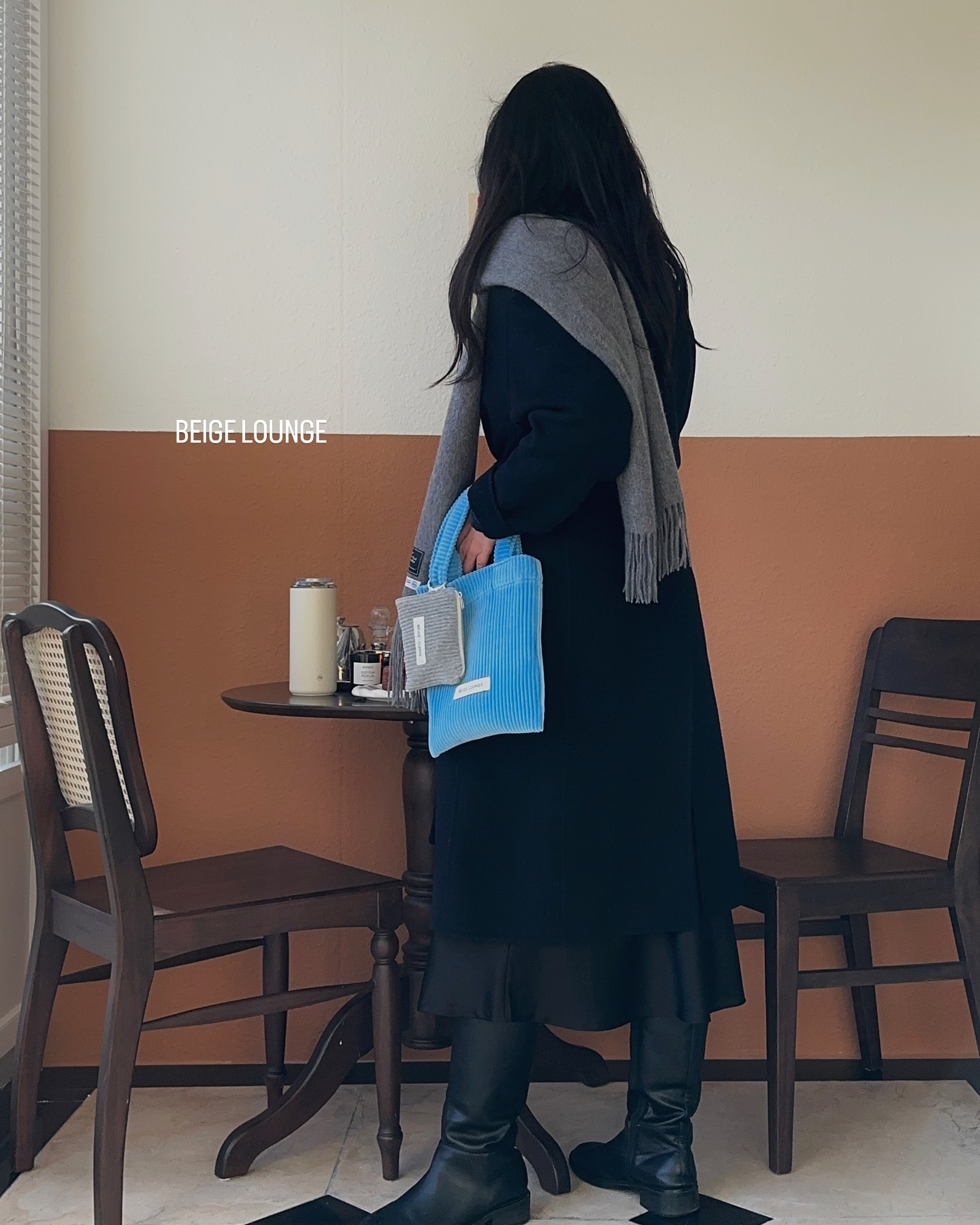 #이벤트당첨선물 후기 사진 예쁘게 찍고 싶었으나..
겨울방학과 동시에 폐업한 홈카페로 학원 시간을 틈타
텀블러에 따아 담아 나오는 것이 오늘 나의 최선☕️
#그래도아웃핏만큼은추구미로입었고요 🩵🩶
캔들 켜고 친구가 준 까눌레까지 먹고 분명 괜찮았는데(?)
앞에 놓인 의자 힘겹게 당기는 영상 찍힌 거 보고 갑작
서글퍼졌지모에요..ㅋ̤̫ㅋ̤̮ㅋ̤̻ 
주말 육아가 한달째 이어지는 느낌인데 이 또한 지나가겠져..🙈
⠀
⠀
++골덴백이랑 파우치는 beige.lounge 
그레이 파우치 안감 핑크인 거 모르는 사람 없게 해주세요…🎀
