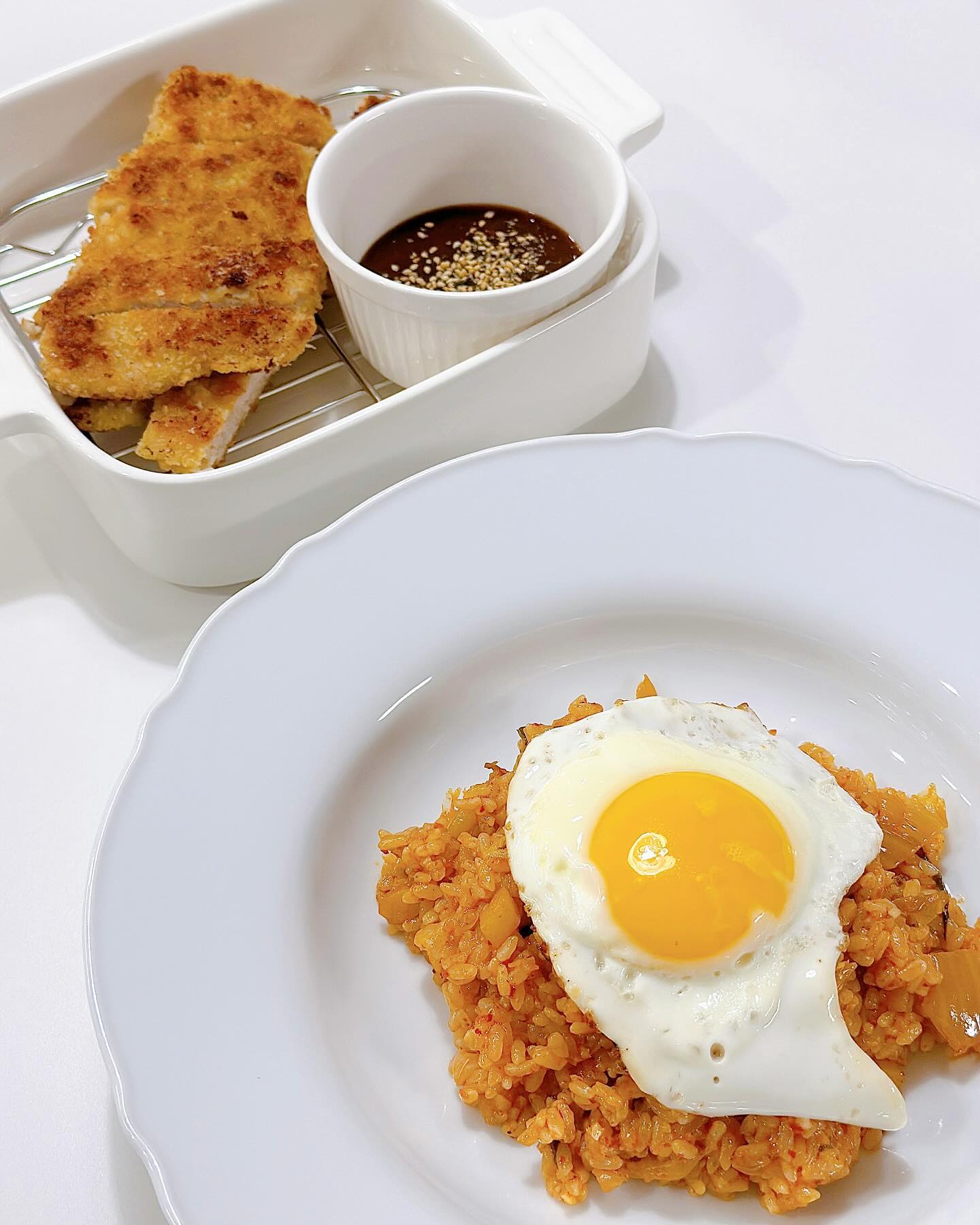 내 입천장… 다 까짐🥹
남편이 돈까스를 얼마나 바싹 구웠는지 입천장 다 까졌어요
배고파서 허겁지겁 먹고나니 아픔을 느낌ㅎㅎ

어머니가 만들어주신 촉촉한 #돈까스 완전 맛있어요-
돈까스에 #김치볶음밥 반숙은 필수✌🏻
 
내일은 또 뭘먹지…?
엄마가 왜 맨날 뭐먹고싶냐고 물어봤는지 알겠네요..ㅎ
 
 
._.
