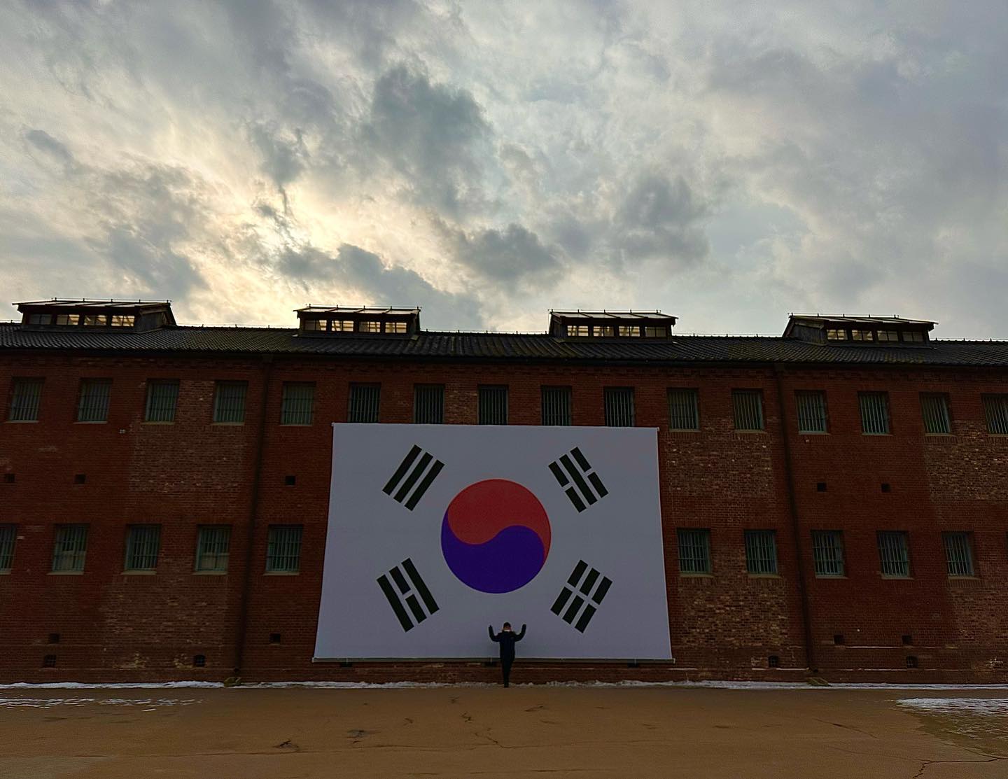 일제시대 #서대문형무소
서울살던 사람이 서울탐방이라니..
동탄사람 다 됬네…

우리부부는 연예할때,
아들들은 어렸을때 학원에서..
억울하고 슬픔의 기운이 가득했던 기억이기에 
한번의 방문하고 다시 가볼생각 안했는데..

아이들과 함께 다녀와보니 보기 편하게 전시관이 많이 바뀌었다.
그래도 분개하는 마음은 여전한.. 
#대한민국만세