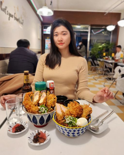 rider나갱 on Instagram: "#협찬 오늘은 카레에 카츠를 산처럼 쌓아먹기!! 프리미엄 돈까스 브랜드 <정돈>의 패밀리브랜드인 카카모루가 성수에 상륙했어요! 카레덮밥의 토핑이 어나더레벨♡ 카