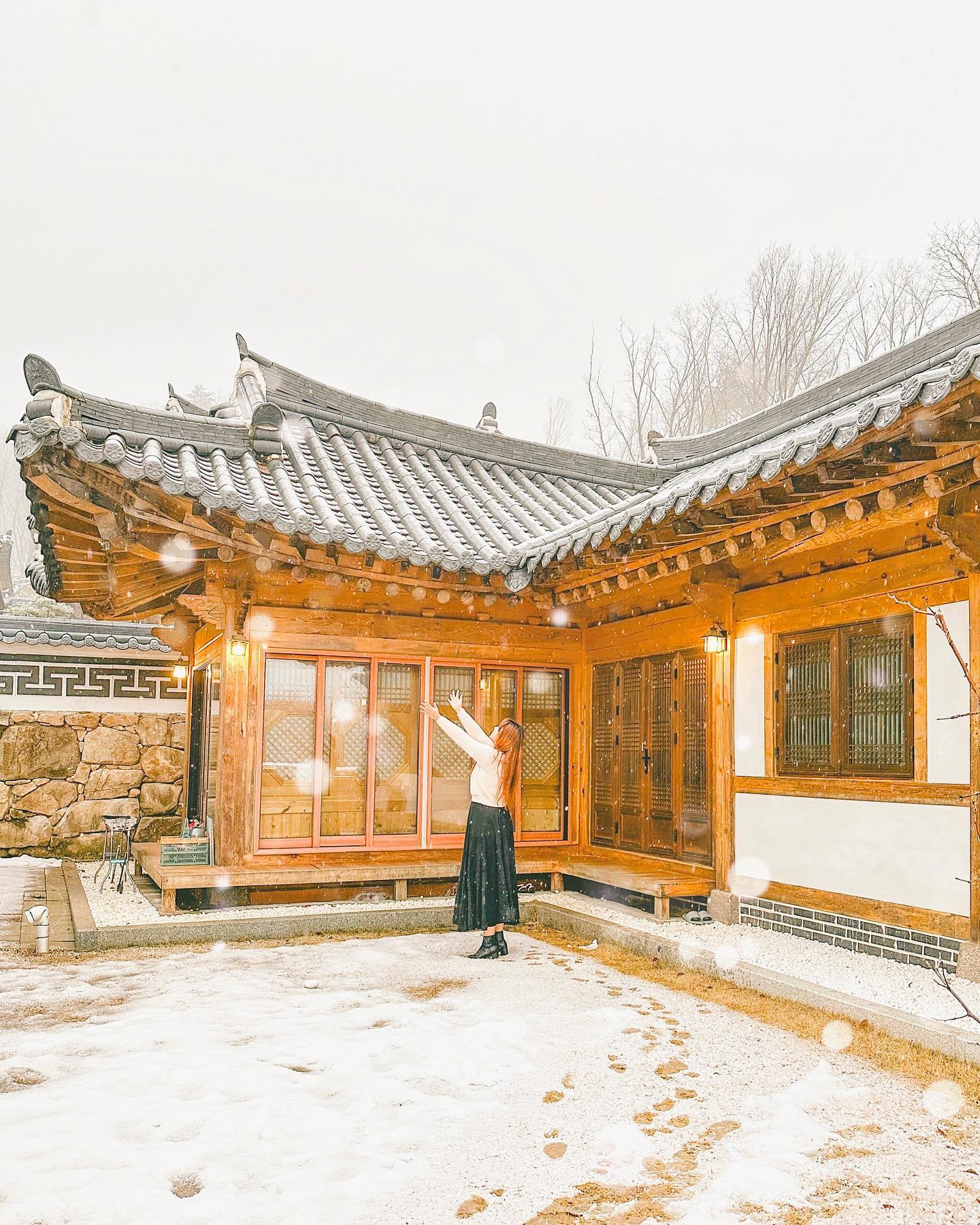 함박눈이 오는 날, 양평 한옥펜션에서☃️
Winter Days in Korea, with traditional Korean house☃️

요즘 눈이 자주 내려서 온세상이 하얀 겨울풍경이죠❄️
양평 독채 한옥펜션, ‘하녹 펜션’에서
눈과 함께 운치있는 겨울날을 보내고 왔어요☺️

🏨 [경기도 양평] 하녹 펜션
✅ 체크인 15:00, 체크아웃 11:00
🌼 25평형 독채, 30평형 독채 🐶애견 동반 입실 가능
🍽️ 취사도구/전기밥솥/전자레인지/핫플레이트 등,
🍗 별도 바베큐장 보유 🔥불멍세트 (화로+장작+마시멜로우)

양평에서도 조용하고 고즈넉한 지평면에 위치한 ‘하녹 펜션’으로 힐링여행을 다녀왔어요🌿

함박눈이 펑펑 오던 날이라서 도착하자마자 만난
한옥 풍경이 더욱 아름다워보였는데요☃️
겨울 한옥 풍경을 만끽하고 안으로 들어가니
따뜻한 온기와 함께 바로 나른해지더라구요💗

제가 머무른 25평형 독채한옥은 특히
가족과 함께 떠난 양평 여행에 정말 딱이었어요🫶🏻

2인침대와 1인 침대 뿐만 아니라 거실과 옥침대방,
그리고 한옥풍경이 한눈에 보이는 멋스러운 응접실까지
모든 공간이 휴식에 최적화되어 있었어요✨
거기에다가 지하 150m 암반수가 직수로 공급되고
별도 바비큐장도 준비된 애견동반 가능 펜션이라는 점 !

펜션 바로 위 고래산 둘레길이나 1.5km거리의
구둔역 관광지 등을 가기도 좋아서🎒
양평괴 여주 여행 모두에 추천드리고 싶어요🥰

📍Yangpyeong, Gyeonggi, Korea 🇰🇷
▪️경기 양평군 지평면 여양2로 1445-62
(동여주ic에서 차량 5분 거리)

*본 포스팅은 wairi를 통해 서비스를 지원받아 솔직하게 작성되었습니다.

#하녹펜션 #한옥펜션 #촌캉스 #촌캉스숙소 #양평여행 #와이리 #wairi #yangpyeong 

Copyright (C) ⓒ by travelwithsera .
All pictures cannot be copied without permission.