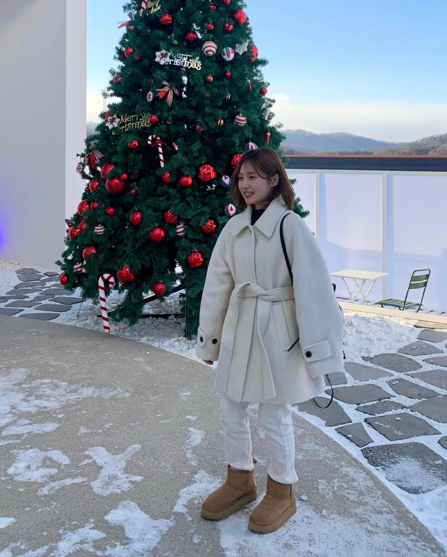 #광고 
눈 펑펑 내린 날 또 입고 싶은 커버낫 하프 코트☃️
주말에 진짜 추웠는데 코트가 도톰해서 얼굴만 추웠던..🤍🤍

#COVERNATCREW #커버낫 #커버낫크루 #데일리룩 #겨울코트 #하프코트 #커버낫코트 #ootd #청주카페 #청주신상카페 #트리카페