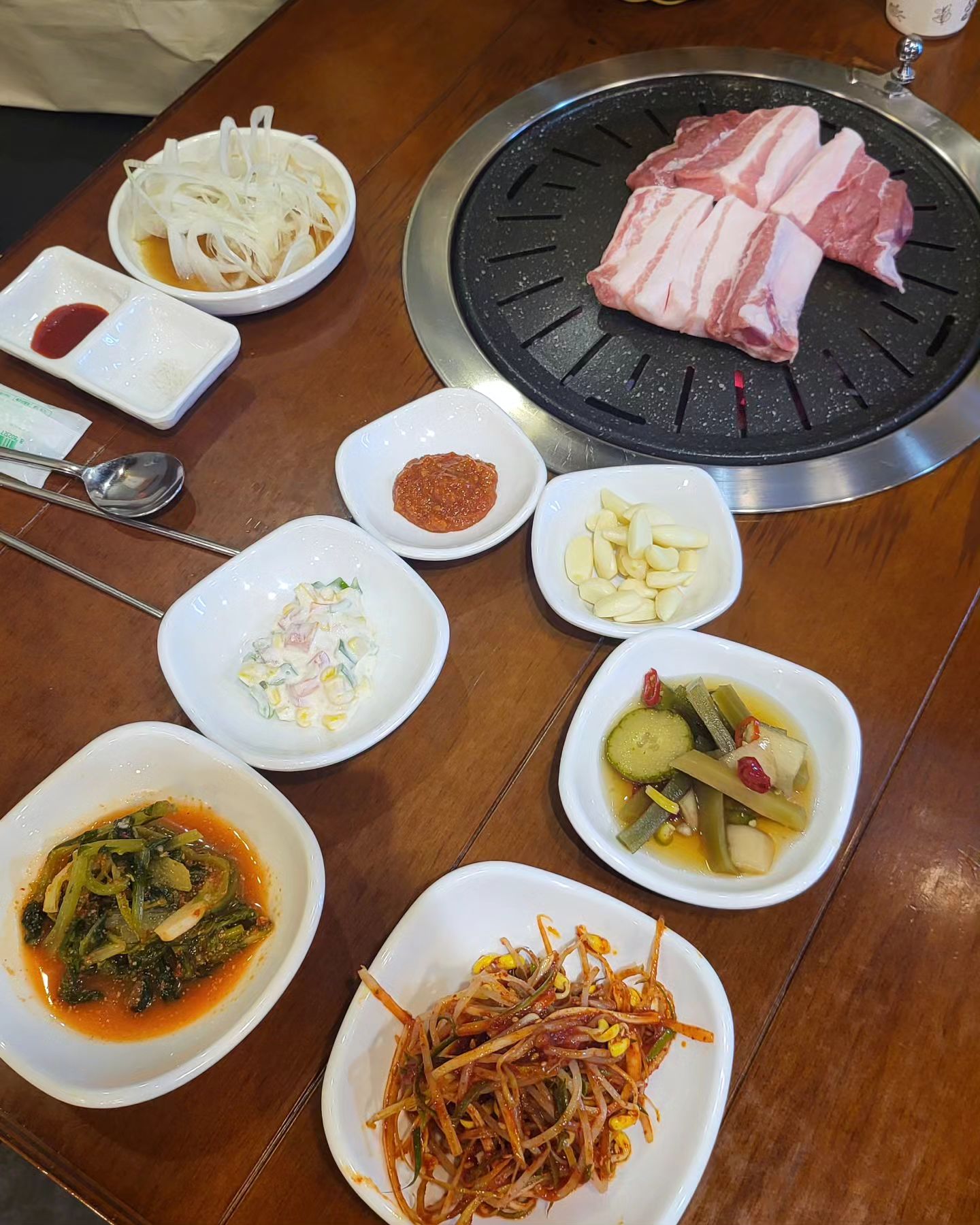 #협찬

얼마 전에 헌혈하고 다녀온
구디역고기집 돈우본

돼지고기 몇가지만 딱 파는 곳인데
고기 퀄리티가 굉장히 좋았고
찌개나 파채 등 밑반찬들도 다 맛있는 편

나는 생삼겹갈비가 맛있대서 그거랑 
식사로는 된장찌개, 공기밥, 비빔냉면시켰는데
고기 완전 육즙 팡팡 터지고
띠로 요청하면 주시는 멜젓 완전 존맛!!

멜젓 푹 찍어서 먹으니깐 감칠맛 대박....
된찌도 맛있고 밥 절반은 미리 말아뒀더니
된장술밥처럼 먹을 수 있어서 좋았음

#구디고기집 #먹스타그램 #맛집스타그램 #돈우본 #구로디지털단지고기집 #구디역고기집 #구로디지털단지역고기집 #구디맛집 #구로디지털단지맛집 #구디삼겹살 #선팔하면맞팔 #선팔후댓글 #선팔댓글 #소통스타그램 #선팔100 #선팔환영 #일상스타그램 #오늘하루 #선팔댓글