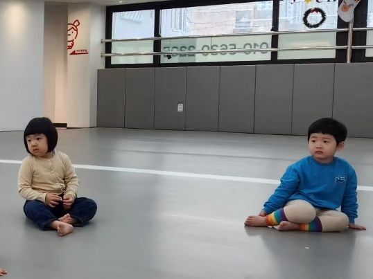 엄마! 라는 말을 빨리했던 아이라 말이 느릴거라곤 생각치 못했는데 이대론 안되겠다 싶어 세돌을 앞두고 받은 언어와 행동발달검사 결과는 이상무
.
부모님이 도와주시려면 체능단 보내거나 퍼포먼스 미술 시키세요. 민준이는 본인이 좋아하는 활동에 노출되면 표현언어도 상당히 빨리 폭발할거예요라는 교수님의 말씀에
.
ILS 광탈한 나 자신... 뽑기운 드럽게 없는 나 자신을 또 한번 자각하며😂😂
아 애프터라도 시켜야겠어 하며 찾은 토요 유아체능단
.
나는 뻔한 세상에 뻔하지 않은 사람들을 좋아하는데 그래서 여기 관장님의 이력이 굉장히 끌렸다 (우리아빠파는 왜 가까운 5층 태권도 안보내냐지만 ㅋㅋ)
굉장히 왈가닥이지만 굉장히 감정선이 예민한 아이라 그저 각잡는 태권도는 너무 싫었고 나의 선택 기준은 포용과 이해라고나 할까😅
.
우리 준이 히피처럼, 조승연 작가처럼, 유튭 안하는 곽튜브처럼 크려면 니 자신은 보호해야지 막 이래 ㅋㅋㅋㅋ
(그저 엄마의 바람)
.
근데 엄마는 니가 공무원이 되고 싶다고 하면
그 또한 응원할께 ㅋㅋㅋㅋㅋㅋㅋㅋㅋㅋ
.
쨋든 체능단 잘 다녀보자 태권도 입단할 그날까지 화이팅