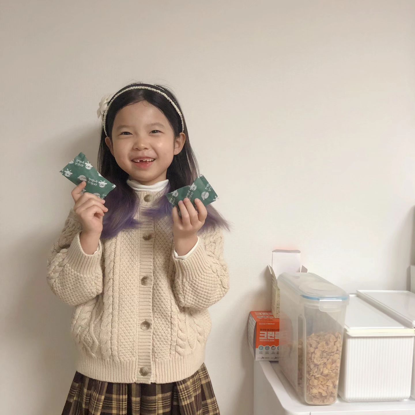 #유라그램#생일파티
_
어제 유라가 생일이었어요😊
추석때 시가에서 1번, 친정 식구들이랑 펜션에서 1번
총 2번이나 생일파티를 했기 때문에(케이크도 2개...)
조용히 넘어가려고 했는데 갑자기 전화가 온 거에요?
유라랑 어린이집 때부터 절친한 친구 엄마한테욬ㅋㅋ
오늘 뭐하냐 만나자라길래 어 잘됐다구
오늘 마침 유라 생일이라구 하면서 급만남이
성사 되었지요 덕분에 밤 9시까지 신나게
놀고 칭구들이 생일파티 노래도 불러주고
유라는 너무너무 행복한 생일을 보냈어요🫶🏻
_
이 자리를 빌어 다시 한 번 모여주신 친구들
그리고 우리 친구 어머님들 감사드립니다🩷
제가 담에 밥 쏠게요🤟🏻🤟🏻
_
내년에는 친구들을 초대하여 거하게
생일파티를 열어보겠숩니닼ㅋㅋㅋㅋㅋㅋㅋㅋㅋ