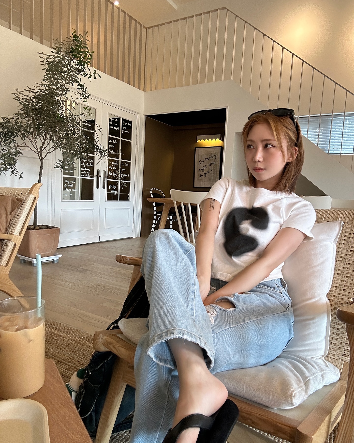 #협찬 ccorie.official 
편안한데 날씬해보이는 크롭티 찾기 쉽지 않은데
딱 내 취향 😎🖤
넥 시보리 짱짱하고 면도 탄탄해서 세탁했는데도 걍 똑!🌟
한적하고 예쁜 카페도 발견하고 이런 여유가 좋다☕️

#꼬리에 #ccorie #코디스타그램 #티셔츠맛집 #ㅇㅇㅌㄷ #크롭티코디 #여름데일리룩 #패션계정 #카페추천 #성남카페