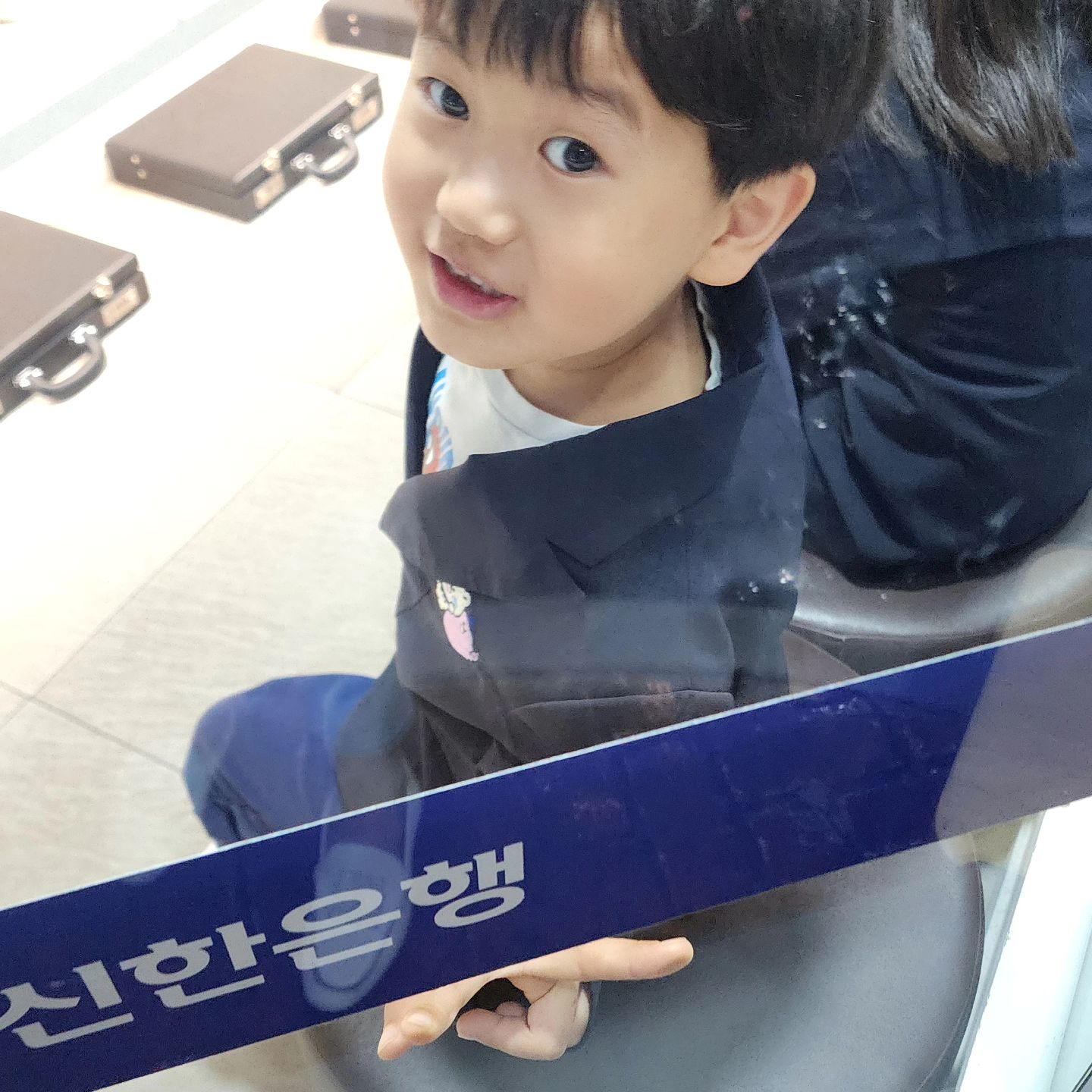 은행원

하다가 한글 잘 모르는건 슈퍼바이저에게 손 들고 물어보고
옆에 친구가 잘 몰라하면 자기도 모르면서 알려주기도 하고🤪😜
다른나라 돈이 어떻게 생겼는지, 단위를 어떻게 부르는지 간단하게 배우고 입출금 알바도 해 보는 짧지만 재미있는 은행원체험

내 카드 중에 신한SOL카드(짱구카드)가 있어서 괜히 아는체도 해 보는 7살 꼬맹이
.
.
.
#신한은행 #은행원체험 #킹왕짱 #후쿠오카 #홍보짱 #월간키자니아 #5월의키자니아 #키자니아 kidzania_kor