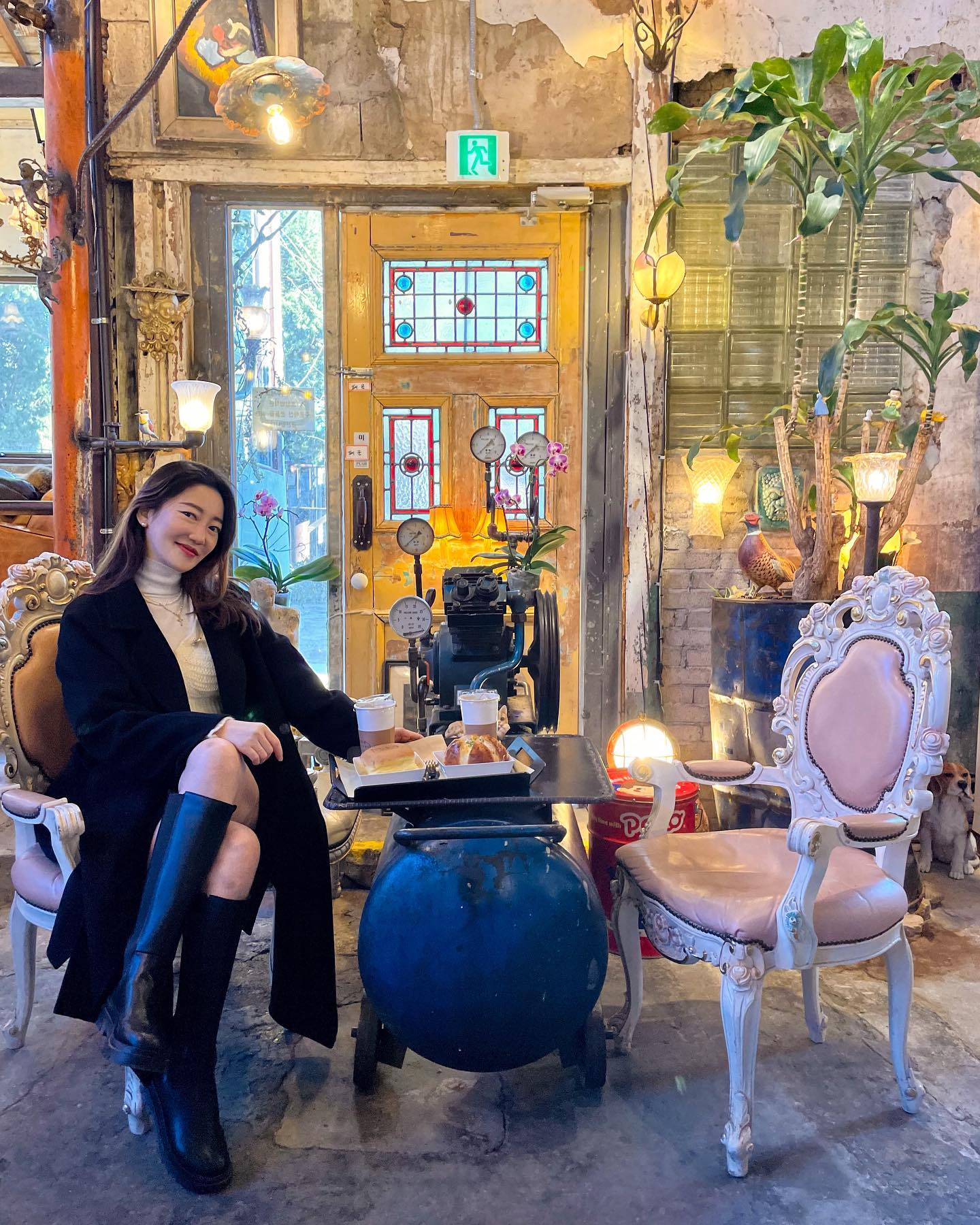 리뷰가 많은 만큼 사람도 엄~청 많았던 #조양방직카페 🙃

입장료 없는게 이상할 정도로 구경거리가 실내,외 어마무시👏👏👏
(거의 근현대사 박물관, 전시회 느낌..?)

커피는 걍 쏘쏘, 그런데 ‘명장 베이커리’라 그런지 빵은 👍👍👍

#조양방직 
▫️케어키즈존
▫️주차는 건너편 공영주차장
▫️화장실이 굉-장히 독특하며, 각각 다르게 다양하게 꾸며져 있으니, 꼭 구경하고 오쎄용