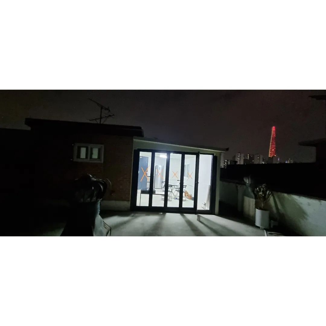 열시간 넘게걸린이사..

맛있는 음식 해주는

이모만있음 옥상 식당이네 ㅋㅋ

봄되면 방수공사하고

옥상 꾸미기 대작전 할 예정

#우리집 #옥상포차 #옥상캠핑⛺️ #버릴거투성 #이사힘들다😱 
#내년엔잘될거야아마두 #내자신화이팅 #잘되게해주세요🙏