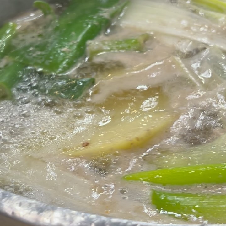 #닭한마리 #럽잇 #loveat

날이 또다시 급! 추워진 오늘같은 날씨에
국물 한 숟가락으로도 몸 솔솔~ 녹일 수 있는 그런 메뉴!
겨울철 보양식으로 소주한잔 잘 어울리는 #동대문닭한마리 🐔

이른 저녁인데 벌써 한 잔 거하게 드링킹하시는 테이블 꽤 많을정도로
한 번도 안먹어본 사람은 있지만 한 번만 먹어본 사람은 없는 메뉴!🤭
동대문닭한마리만의 특제 비빔장 만들어 펄펄끓는 닭에 올려먹으면
추워서 꽁꽁 얼었던 몸 사르르~ 녹는맛이져🤤

닭한마리에서 칼국수는 선택이아닌 필수인거 아시죠?
다 먹어갈때즈음 진해진 국물에 칼국수 사리 넣고
김치 한젓가락, 남은 닭고기 올려 호로록 먹어주면 끝!🫠
오늘 날도 추운데 퇴근하고 닭한마리&소주 파티원 구함🫶🏻
-
🫶🏻동대문닭한마리
🫶🏻 서울 송파구 올림픽로30길 6
.
.
.
#닭한마리칼국수 #닭한마리맛집 #동대문닭한마리골목 #잠실맛집 #방이동먹자골목 #방이먹자골목