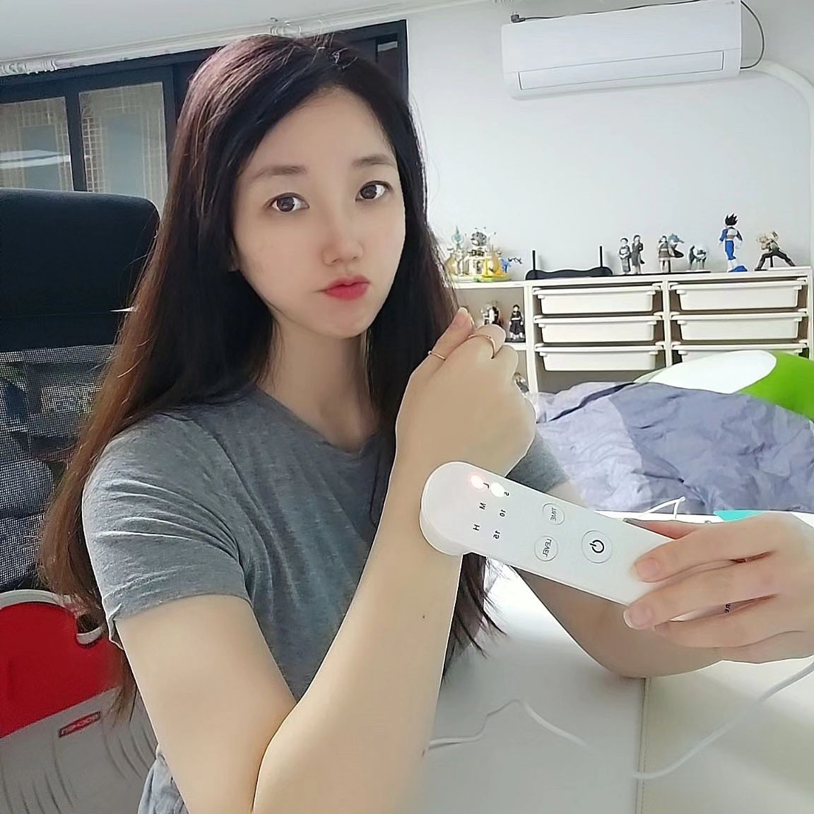 #협찬 

#아셀케어 

컴퓨터일을 많이해서 
손목도 시큰하고 아파서 힘들더라고욤..
그래서 사용자의 부위별 최적화된 마사지
기능을 담고 있는 제품을 써보게 되었어욤..

아셀케어는 국내에서 개발, 생산, 포장까지 
원스톱으로 만들어진 made in korea 제품으로
초음파의 마이크로 마사지효과가 몸 속 
깊숙한 곳까지 온열작용을 일으켜 신진대사를 
촉진하고 긴장된 근육을 이완시켜주는 마사지기로
일반모드 3단계 파워모드 3단계 - 6단계 강도조절이
되는 제품으로 가볍게 쓰기 좋더라고요.

30db 저소음에 가볍게 167g
2,30대부터 내 몸을 돌봐야하는 40대와
70대까지 활용이 되니 선물로도 잇템인 것 같아요.

부모님에게도 선물로 드려야겠어여 >_< 

제품 특가 할인 최대 45% 진행중 , 스마트스토어 15일 무료 반품, 대용량+여행용 젤 1세트 증정

acellcare.official 
#최영재마사지기 #마사지기 #목어깨마사지기 #어깨마사지기 #전신마사지기 #목안마기 #마사지기추천 #허리안마기 #설날선물 #안마기추천 #부모님선물 #부모님선물추천 #남편선물