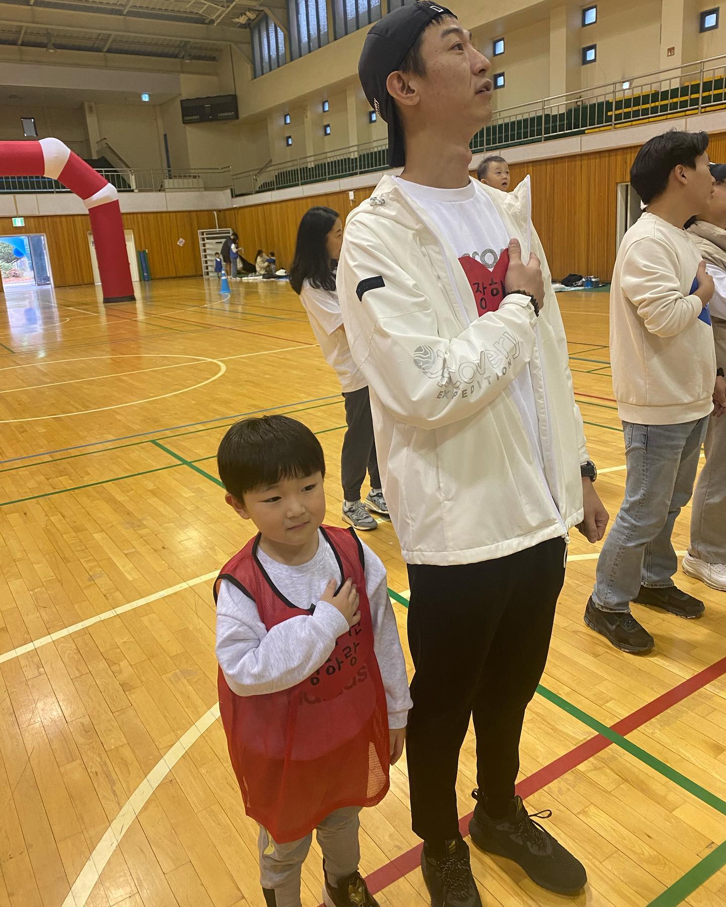 #첫운동회#가을운동회 
#온가족#총출동
#상품욕심이란

하랑이 첫운동회 🏃‍♂️
2살부터 어린이집을 다녔지만...
그놈의 코로나 때문에.... 아직까지 가족이랑
함께 해보지 못한 운동회였는데 ~
처음이로 엄마 아빠 동생까지 총 출동했어요😄

아빠는 1등을 원했고....
하랑이는 퀵보드를 원했어요....

전...둘다.. (아빠,하랑이소원) 인될줄 알어요🤣 쌀 10kg만 되어도 행복하다고 생각해짐만.... 그마저도...😭😭😭😭

괜찮아요~ 맛있는 탕스육에 짜짱면 사먹고 왔으먼 되져😁

#어린이집운동회#가족운동회
#워킹맘일상#워킹맘육아 #