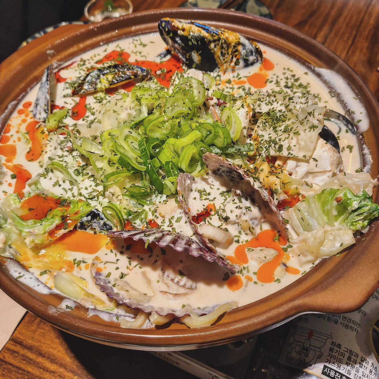 #산뽀

제원에 위치한 크림짬뽕이 맛있는 이자카야!

호텔 출신 쉐프님께서 정성을 다해 만드는 음식을 맛볼수있다

크림짬뽕, 자칫하면 느끼할 수 있는데
고추기름과 쉐프님 센스가 더해져 정말 맛있었다👍

특히 탱글탱글 연유가 뿌려져 있는 모찌리도후는
처음 먹어봤지만 이렇게 맛있는 음식이 있었나 싶을 정도로
왜 산뽀를 이제 방문했나 후회할 만한 메뉴였다!

식사로도 가능할 것 같고, 2차로 방문해도 참 좋을 것 같던
분위기 좋은 이자카야 산뽀❤️

재방문 의사 100000000%이다

✔️ 제주 제주시 연동9길 25
✔️ 18:00-04:00 (라스트오더 03:30)
✔️ 매주 수요일

🍴 해물크림짬뽕 28,000원
🍴 모찌리도후 12,000원
.
.
.
.
#먹스타그램 #맛스타그램 #mukstagram #foodstagram #제주맛집 #제주맛집투어 #제주도맛집 #제주맛집추천 #제주연동맛집 #제주제원맛집 #제주이자카야 #제주크림짬뽕 #제주인스타핫플 #맞팔 #먹팔 #먹스타 #소통 #먹팔하면맞팔