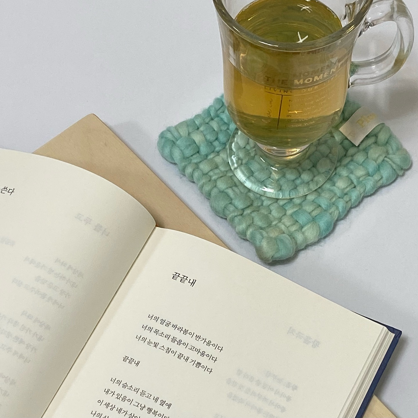 소소하게 힐링 보태기..🤍

plumeria.with.kate 

아침에 아이스티를 마시면서 독서를 하는 것, 과거 즐겨하던 시작이였는데 현생에 치여 사니 이것도 오랜만이네요

몽글몽글한 티코스터와 함께 해 더 기분 좋은 하루가 될 것만 같은데요☺️

따듯하고 환한 감성을 지닌 매력이, 꽤 아름다운 티코스터를 추천해주려고 해요✨

부드러운 소재로 100% 프리미엄 울로 만들어진 플루메리아위방공방의 고급 코스터인데요

감각적인 디자인에 색감도 유독 이뻐서 인테리어나 악세사리를 보관할 수도 있지만 물 흡수가 빨라 찻잔을 받치는 티코스터로 활용하기가 가장 좋아요💙

잠깐 잊고 있었는데 색감이 주는 감성 또한 말로 이룰수 없는 아름다움이 있죠~

제가 구매한 하늘하늘한 코스터 외에도 이쁜 색상이 다양하게 많아서 취향에 따라 선택이 가능해요!

이렇게 소소한 티코스터만으로도 어렴풋하지만 확실하게 행복이 전달되는 느낌, 여러분과 나누고 싶네요!

#업체로부터제공받은제품입니다 #티코스터 #컵받침 #찻잔받침 #양모 #컵받침대 #티매트 #홈카페 #키친크로스 #코스터 #카페용품 #플루메리아위빙공방 #일상 #감성 #힐링 #아침