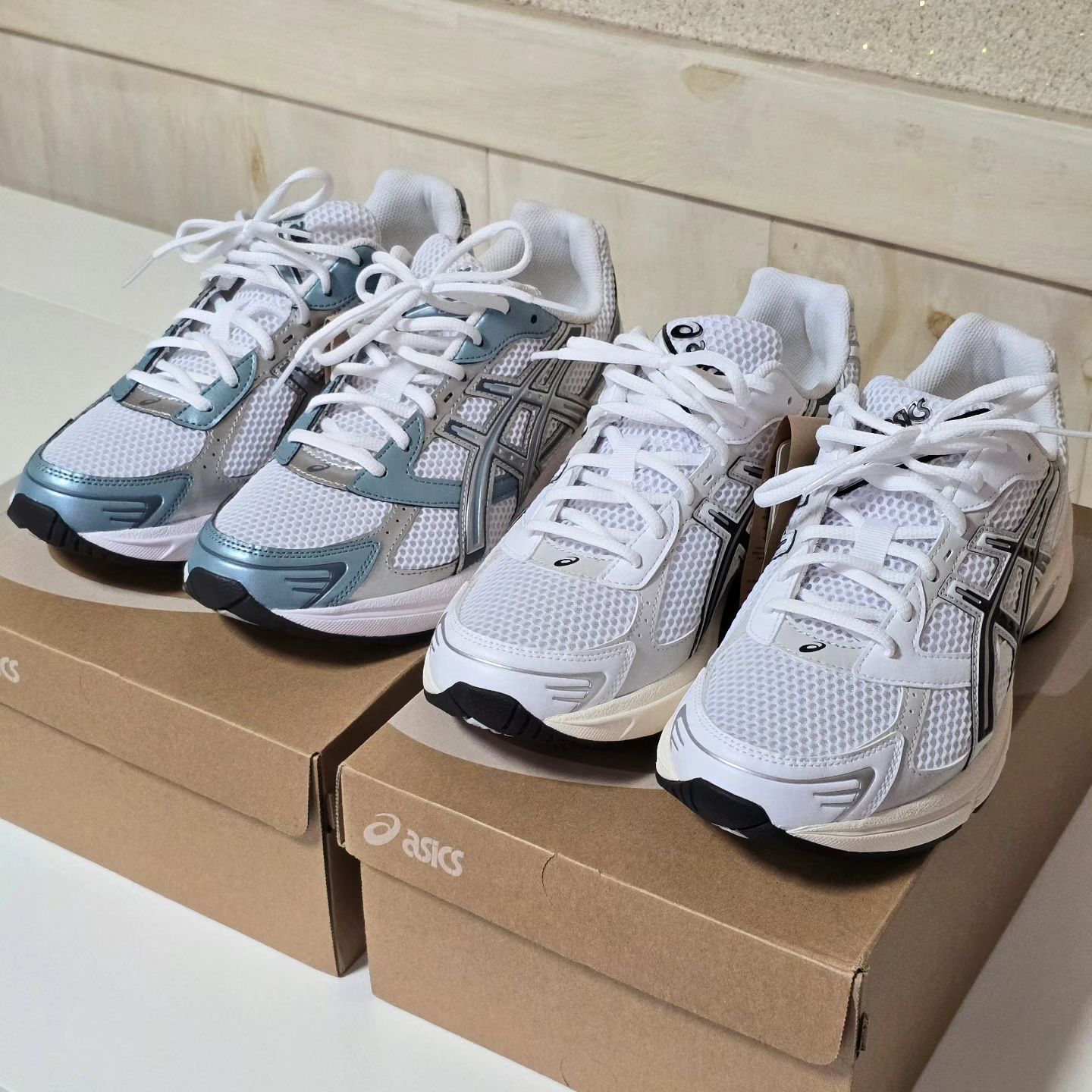 ⠀
⠀
⠀
⠀
여전히 핫한 아식스 👟
내내 관심 없다가
남편 운동 시작 기념으로
사주고 싶어서 파헤치기 시작 !!
뭐 이리 라인도 많고 구하기도 어렵다냐
다들 윗돈 주고 겨우 구한다고 난리 🫠
아식스 인기 무슨일이야 !!!
그 중에 사야지 하고 결정 했던건 GEL-1130
어쩜 내가 봐뒀던
그 디쟌을 우연히 발견!!
전국에 마지막 남은 사이즈 갯 -
오늘은 운수 좋은 날 🤗 ㅎㅎㅎㅎ
너무 예뻐서 둘다 포기 못하고 둘다 사부러!! 🛍
⠀
⠀
⠀
#남편선물 #운동시작
#멋쟁이신발신고 #열심히하세요
⠀
#아식스 #아식스운동화 #아식스젤1130 #젤1130 #asics #gel1130 #운동화 #운동화추천 #패션 #패션그램 #쇼핑 #주말 #일상 #부부그램 #instadaily #daily #follow4follow #f4f #likeforlikes #instaphoto #맞좋 #맞팔 #좋테 #소통 
⠀
⠀
⠀
⠀
⠀