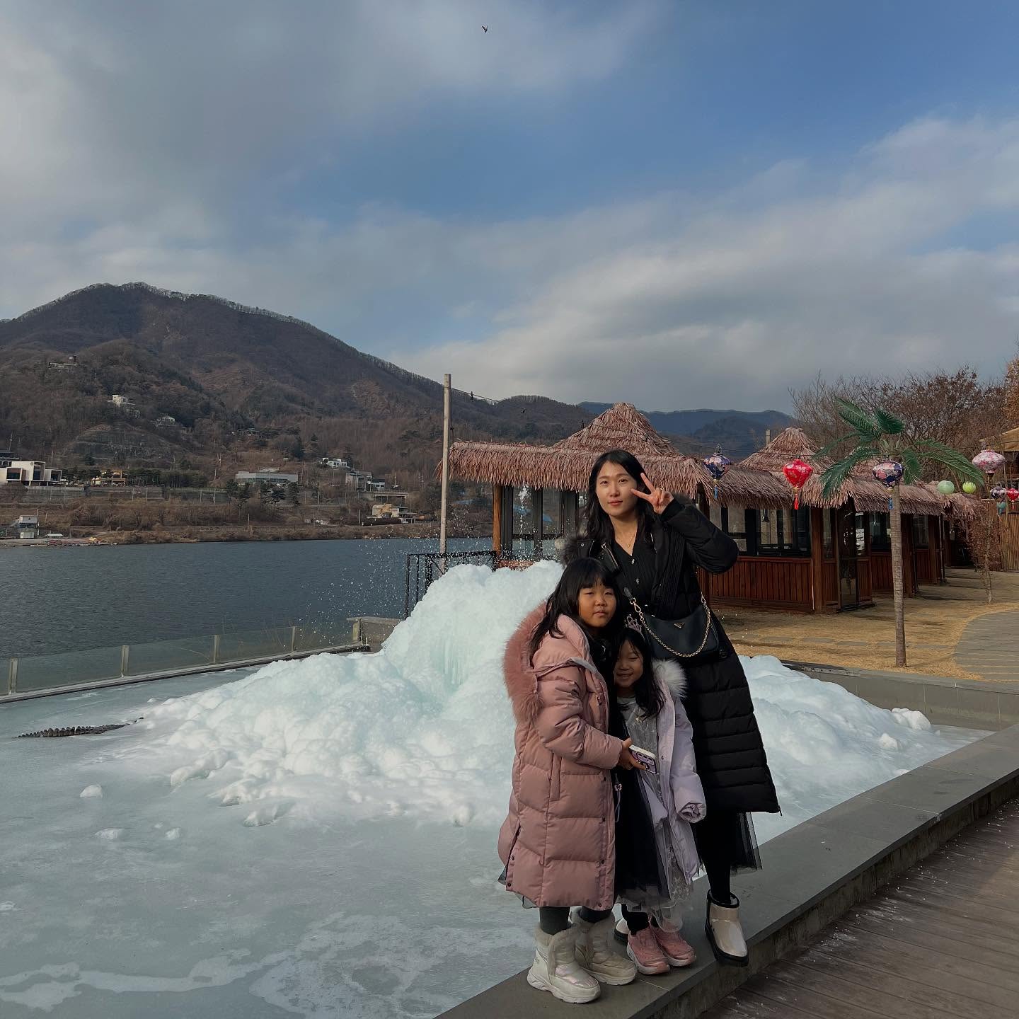 #가평여행 가서 #청평우대갈비 에서 입에서 살살녹는 맛있는 우대갈비 먹고 #청평정육점 #우진축산 에서 고기 쇼핑하고 #모두의송어 에서 송어회랑 향어회 포장해서 펜션에서 먹음ㅋㅋ퇴실하는 널네는 분위기 좋은  #카페목련 에서 맛있는 #애플망고치즈빙수 먹고 #달기춘천닭갈비 가서 닭갈비 먹고 #메콩카페 가서 #청평호뷰 감상하고  #닥터피쉬 체험도 하고옴 ㅎㅎ 은주가 큰언니랑 여행오면 혹독하다고 했음ㅋㅋㅋㅋㅋ

#청평여행#여행스타그앰#아기랑여행