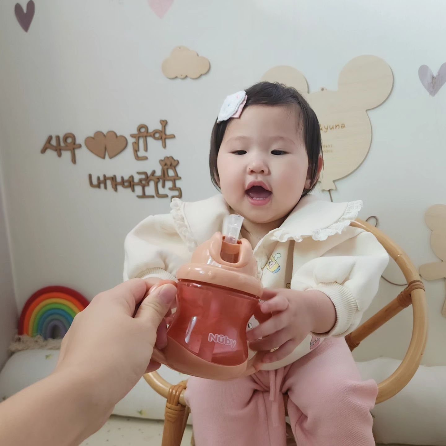 #누비빨대컵 nubykorea 

12개월 아기에게 딱 알맞는 그립감
세척도 편해서 엄마들이 더 찾는 빨대컵
물, 우유 구분없이 잘 새지 않고
가벼운것도 장점인 누비빨대컵❤️

#빨대컵 #빨대컵추천 #돌아기빨대컵