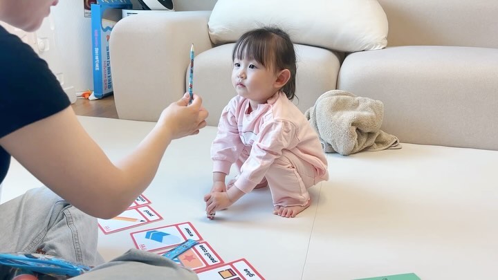 아빠엄마 여행으로 
오랜만에 만나는 래빗선생님 🐰

선생님 오시기전에
아빠 출근했다고 울고불고 난리였는데
선생님 오시자마자 태세전환하기 있냥….🤣

오늘도 선생님이 준비해오신 
교구덕분에 클레이도 처음 만져보고
신난 루리 ❤️

매주 다른 주제, 다른 교구로 수업하는데
따로 신경쓸것도 없어서 좋은 맘잉 ღ’ᴗ’ღ 
이제 막 말을 따라하는 시기라
일상생활에서 한글, 영어 섞어서 노출하고 있는데
루리는 한글인지 영어인지 모르기때문에
일찍 시작하길 잘한것 같다 ✨

엄마도 영어공부 할게? 🙇🏻‍♀️

#부산영어 #연제구방문수업 #부산유아방문수업 #부산유아영어 #부산영어유치원 #부산맘잉 #맘잉 #맘잉부산 #부산방문유아영어