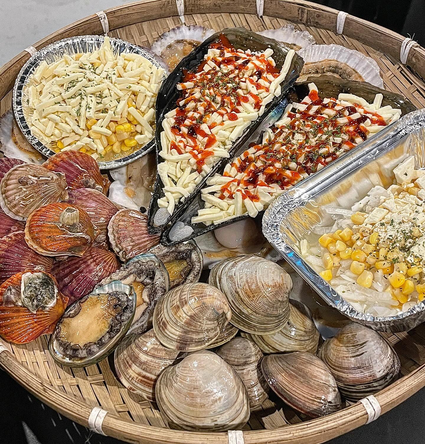 ▪️조개대가

조개대가는 제주 도두동에 위치한 
조개구이 맛집으로 다양하면서도 
퀄리티 좋은 조개를 맛볼 수 있는 곳이에요. 

조개가 깨끗하면서도 신선하고 
맛있을 뿐만 아니라 함께 곁들여 
먹을 수 있는 것들이 다양하고 
조화로워서 너무 만족스러웠던 곳이에요. 

제주 도두동 맛집, 제주조개구이 맛집 
찾으시는 분들에게 추천드려요.

- 제주 제주시 도공로 24 1층
- 16:00-23:00, 일 정기휴무

#조개대가#제주조개대가#제주조개구이맛집#도두동조개구이#도두동맛집