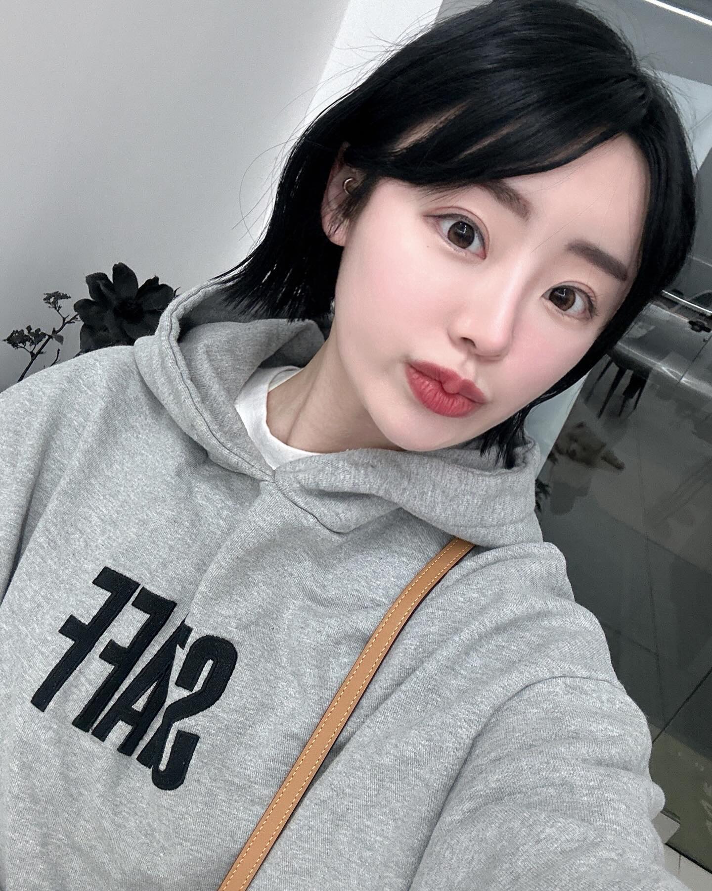 #협찬 
자연갈색이라 매번 블랙으로 염색을 하는 저는 이번에도 블랙 컬러로 염색하러 파주 #다율동미용실 에 위치한  #소바주헤어 다녀왔습니다~~ 염색하러 갔는데 손 영양 팩까지 해주시네요 ㅎㅎ 폰 하기 편하게 엄지손가락 쪽을 잘라두는 센스 대박이네요! 손이 촉촉해졌어요 ㅎㅎ 카페 같은 인테리어도 너무 이쁘고 청결하고 이쁜 미용실이네요

하지만… 옷에 염색약이 묻어서.. 옷을 버리게 됐어요… 이런 경우는 처음이라 원장님께 연락드렸어요 저라면 그렇게 대처하지 않았을 거 같다는 생각이.. 조금 아쉽네요 ㅎㅎ 염색약 묻은 옷을 가져오면 지워보고 안 지워지면 영수증이랑 옷 품명 확인해서 똑같은 걸로 사주신다는데…. 제 잘못도 아닌데 왕복 50분거리를 또 가라는 건가요..? 기름값이며 시간을 생각하면 비효율적이라 입었던 옷이니 이만원만 보내달라고 하니 옷 확인 후 똑같은 걸로 주문해서 사주신다길래 그냥 잠옷으로 입으려고요 지방이가 춥다고 안에 긴팔 입으라고 선물로 준 티셔츠인데 ㅠㅠ 너무 아쉽네요.. 이번 기회에.. 하나 더 사달라고 해야겠네요ㅎㅎ.. 하나 사주셈! 
 #운정미용실 #파주운정미용실 찾는다면 가보세요!