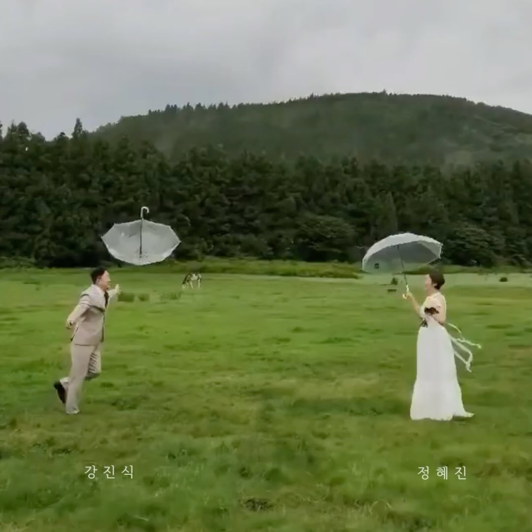 💍 Wedding Day D-2

함께한 4번의 가을이 지나고 다섯번째 맞이한 가을에
저희 두사람이 하나되어 새로운 시작을 하려고 합니다.

드디어 2일뒤면 오빠와 함께 진짜 부부가 돼요! 
결혼 준비를 하면서 많은 분들께 축하받고 
예쁨 받으며 하루하루가 감사함으로 가득찼던 것 같아요.

직접 찾아뵙고 인사를 드리는게 도리지만 부담을 드릴까 싶기도하고 
모바일 청첩장도 나왔는데 막상 보내려고 하니 혹시나 부담될까봐 
너무 고민도 되어 걱정이 되어 연락을 못한 분들도 있습니다..!
너그러이 이해해주시고 먼저 축하해주시는 분들은 잊지 않고 
꼭 보답하겠습니다. 😆

💍 2023.11.25 토 15:10 
💍 강변웨딩스퀘어 3층 베니르홀

#결혼 #결혼식 #진진커플 #결혼식 #wedding #결혼 #웨딩