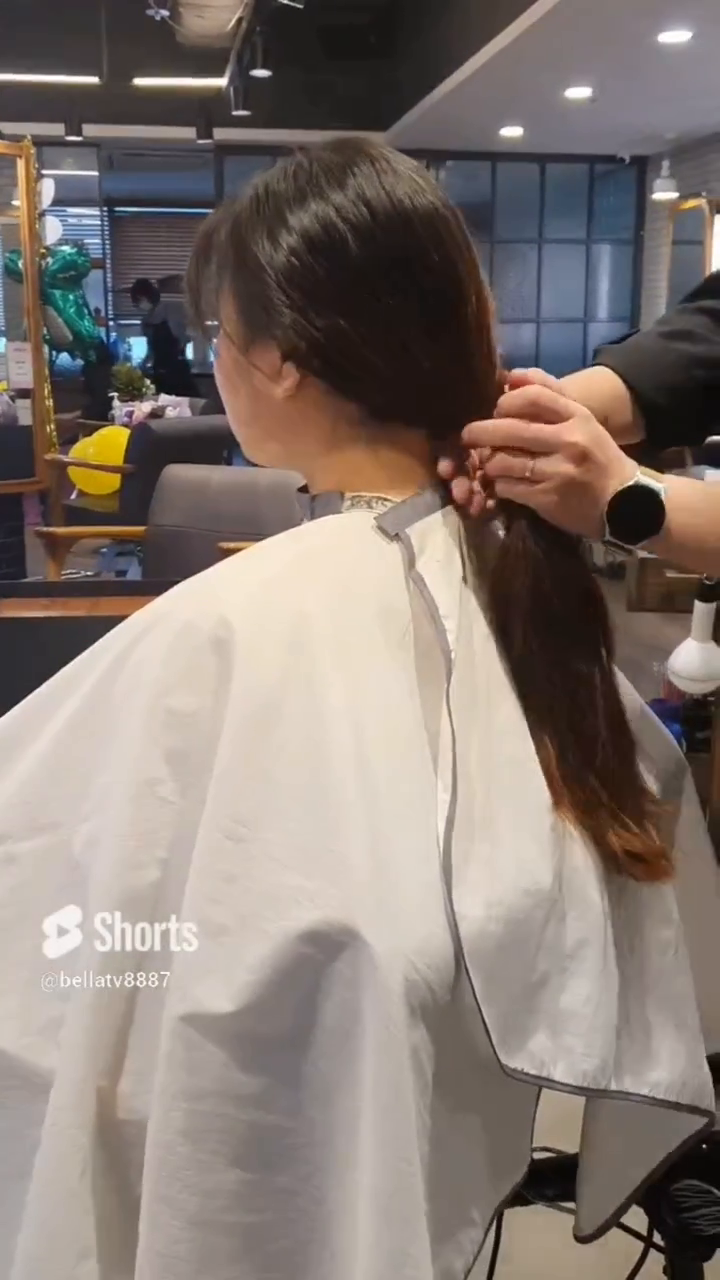 난 우리딸이 라푼젤이 되려나했다.
그렇게 머리 좀 자르자고 할때는 안 자르더니
파격적으로 스타일 변신을 시도하네ㅋ
#딸스타그램 #머리카락기부 #짧은머리스타일