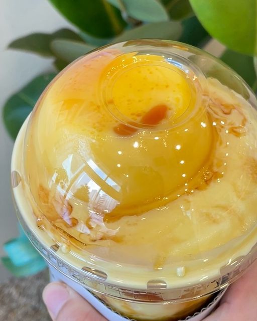  @purunhaessal on Instagram: "제가 좋아하는 매머드커피에 왔어요.
숏사이즈에 가성비 넘치는 매머드커피.

요번에 갔더니 커스터드 푸딩 라떼, 커스터드 푸딩 쉐이크가 신상으로 출시!

참새가 방앗간을 지나갈수 없죠!

두개 다 먹어보기로 ㅋㅋㅋ

달달한게 스트레스받을때 딱이네요.

커스터드푸딩이 동동 떠있어서
더 맛있는거같아요.

몇일 뒤 또 제가 먹은 커피와 도넛 ㅋ

도넛 속을 진한 우유 크림과 바닐라빈과 꿀로 가득 채웠네요 

꿀 우유 크림 도넛은 아메리카노랑 마시면 굿굿👍

아이는 딸기라떼 🍓

매머드커피는 사랑이예요💕

🌿매머드커피 송도IT타워점

@mmthcoffee

#푸딩맛집#푸딩카페#봄신메뉴#커스터드푸딩#푸딩라떼#매머드커피#매머드커피디저트 #매머드커피도넛 #매머드커스터드푸딩"