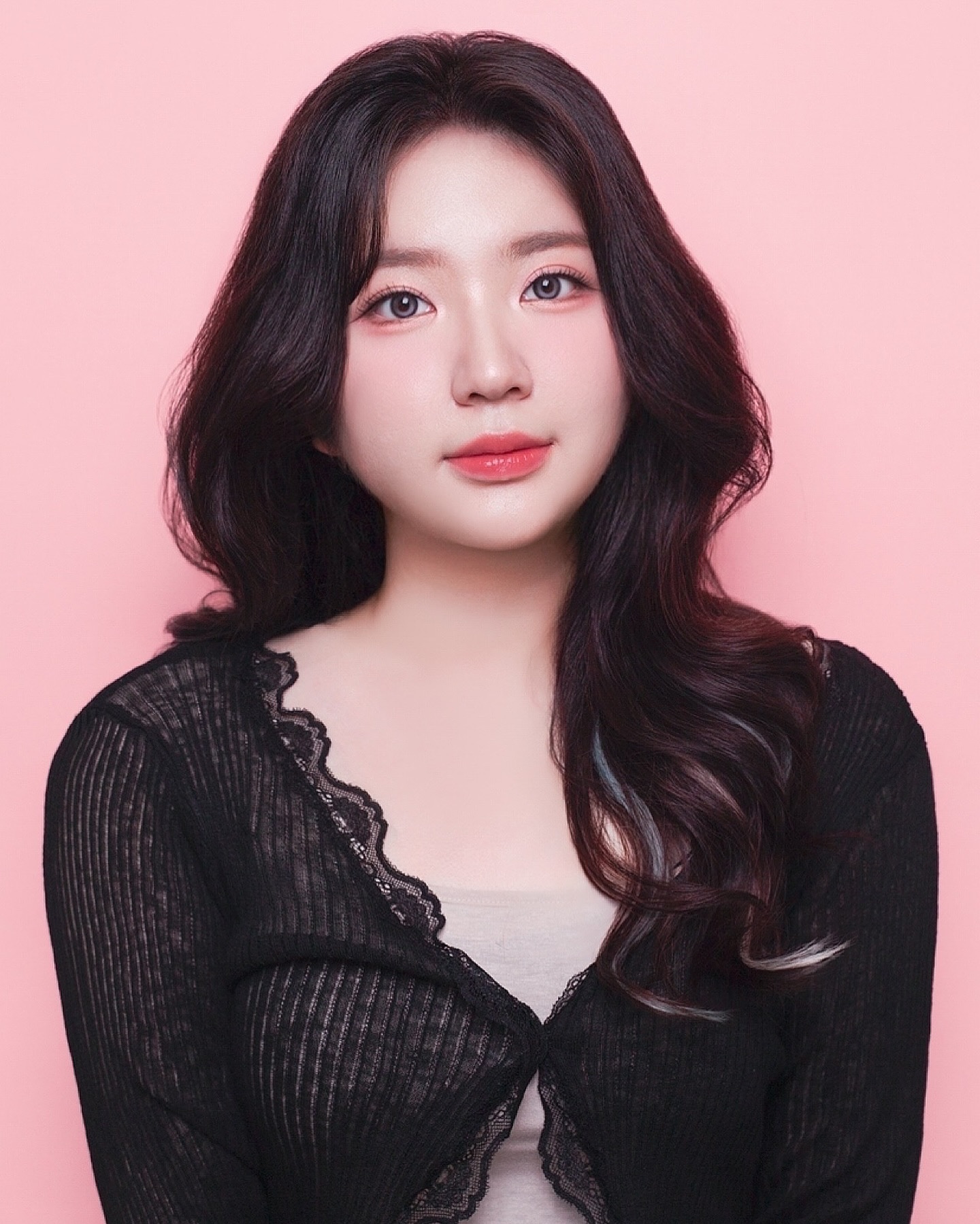 💖 연남동 #프로필사진스튜디오 에서 촬영📷

✅ #포토위크 연남점 photoweek.studio 

프로필 사진 찍으러 왔는데 딱 알맞게 색감도 편하게 고를 수 있었고 보정도 원하는 대로 딱딱 해주셨어요🩵 

💇‍♀️💄 헤어메이크업은 #w아뜰리에 w._.atelier  곧 리뷰 릴스 올릴게요!

👀 #렌즈추천 마이피픈 myfipn 

#연남동스튜디오 #홍대스튜디오 #프로필사진잘찍는곳 #프로필사진촬영