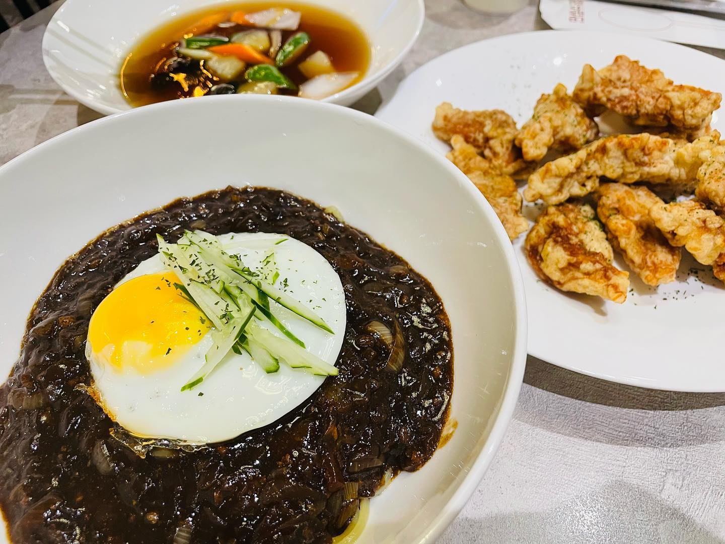 #협찬 🍛운정 마편당🍛
✔️우드톤 인테리어와 예쁜 조명들로 카페처럼 
따뜻한 분위기의 중국집
✔️당초육(한돈 안심 탕수육)이 시그니처!! 
✔️전체적으로 음식의 간이 강하지않고 
슴슴해서 아이들과 함께하는 가족외식에 딱!
.
.
😋저희는 작장면, 초마탕반, 당초육 
이렇게 주문을 해서 먹었는데 자극적이지 않은 맛이라서 
목구멍 편히 열어두고 흡입하고 왔어요^^ 
건강한 맛이라서 면 요리를 먹었지만 
뭔가 죄책감이 덜 생기는ㅋㅋㅋ 
그리고 밑반찬으로 주시는 무말랭이도 너무 맛있었답니다.
