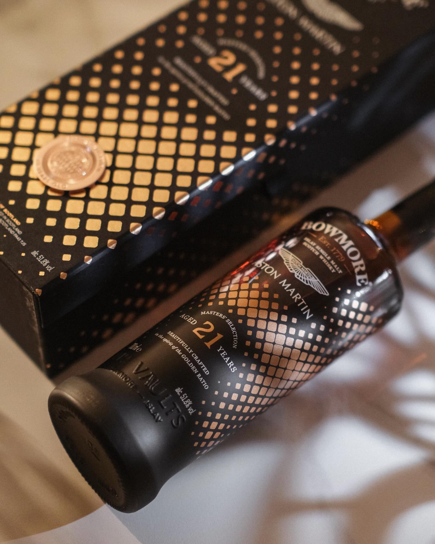 #bowmore21astonmartin

생빈은 아니지만 생빈의 의미로 구매했던 보모어 21년🥃

이마트에서 구매하면서 “그래 이때 아니면 내가 언제 애스턴마틴 이름이 들어간 걸 사겠어”라고 했던 기억이 나네요🥹🥹

간만에 술장 청소하다가 먼지 좀 털어주는 겸📸

BOWMORE X ASTON MARTIN
MASTER‘S SELECTION 21 Years

first-fill PX & Oloroso sherry 
abv 51.8%

.
.
#보모어
#🥃
#위스키
#술스타그램
⠀
-
⠀
bowmore 
#보모어21애스턴마틴 #보모어애스턴마틴21 
#보모어21 #bowmore21 #astonmartin 
#scotland #scotch #islay #islaywhisky 
#whisky #whiskey #singlemalt
#homebar #홈바
#whiskylover #whiskeylover
#싱글몰트 #ウイスキー
#ウイスキー愛好家