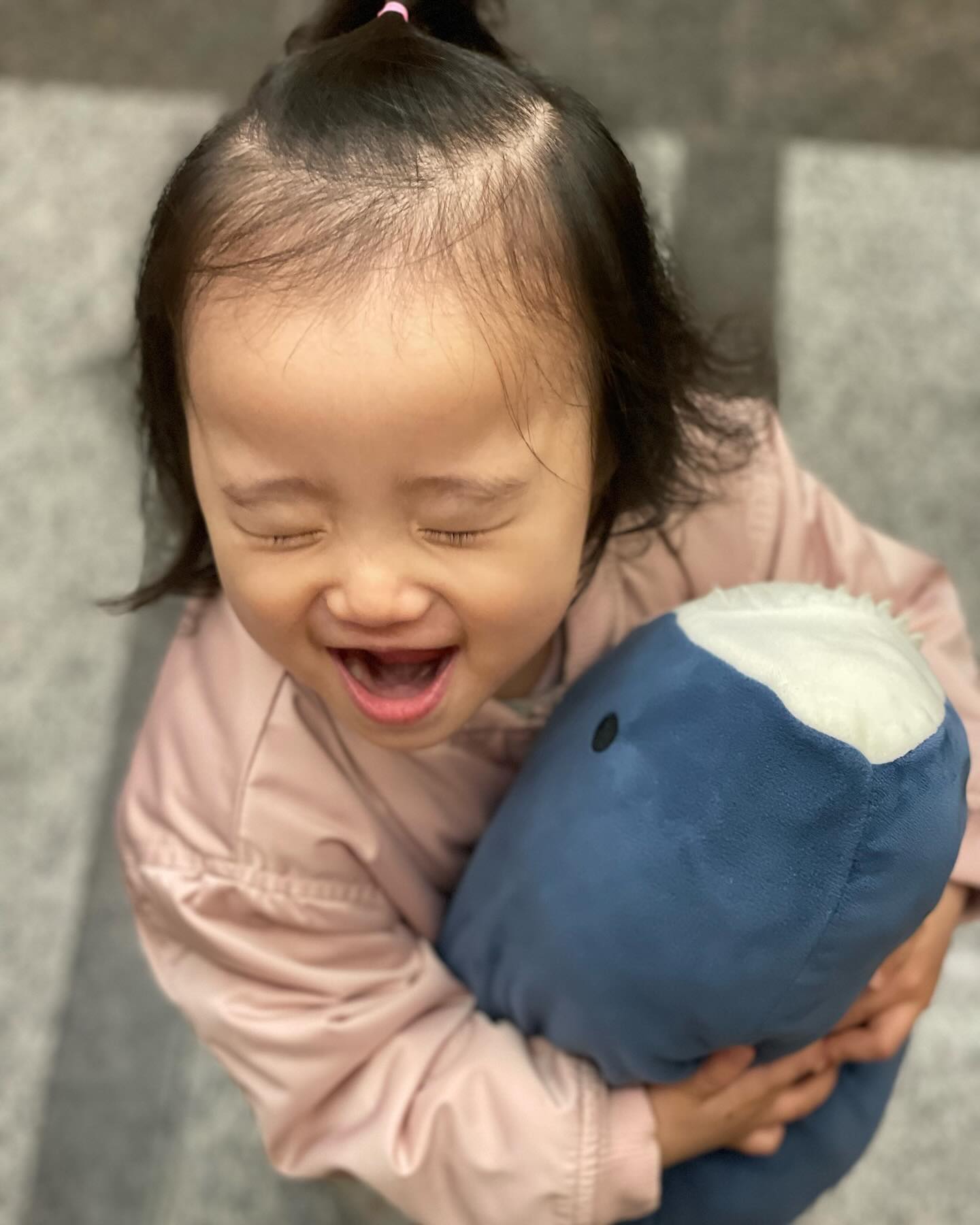+517
어린이집 적응하는듯 하더니
코감기 심하게 와서 아프더니 다시 도루묵..
엊그제부터 상어인형 안고가는데
그나마 낫다고 한다..😭
아침엔 이리 밝게 가는데.. 
잘놀구 이따만나 내사랑❤️
#16갤아기#애교덩어리#딸램#이제아프지말자
#육아일기#기록#소통#일상#아침