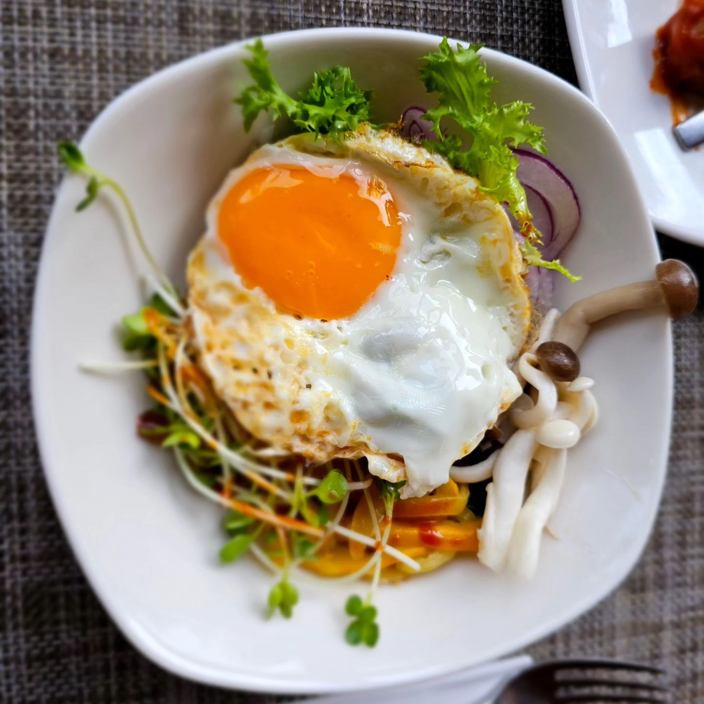 #세상에서제일맛난음식
#코리아비빔밥
#일류호텔센스

5박7일 동안 둥이가 가장 잘 먹은 메뉴는 내마음데로 만드는 비빔밥이였다.
전세계를 다 가본건 아니지만 이렇게 다양하게 한국 음식을 준비해 준 숙소는 처음이였다.
떡뽁이, 잡재, 갈비 등 매일 바뀌는 한국음식과 매일 제공되는 다양한 야채와 나물, 고추장, 참기름, 깨까지~
센스 짱~이였다.
음식이 제일 힘들어한 둥이는 호텔 조식에서 두번씩 비빔밥을 만들어먹었다.

아들은 흰쌀밥에 고추장만 비벼먹어도 제일 맛나다고 엄지척을 할 정도였다.
한국인이 많이와서 배려구나 싶은 생각도 했지만 있는 동안 한국인외 다양한 나라의 사람들이 온다는걸 알았다.
그렇다면 한국문화가 참 많이 알려졌구나도 생각했다. 내가 한건아니지만 뭔지모를 뿌뜻함^^ 

언제와도 그들만의 따뜻함과 친절한 미소와 배려~ 너무 좋고, 늘 감사하다.♡
다음에는 할머니.할어버지,이모,이모부,삼촌,조카들이랑 오자고 하는 둥이들~
그만큼 재미있었다는거지~

#다낭노보텔호텔
음식설명 사진들 찍어야지 했는데 5일내내 컨디션 불람속에서 한국시간 업무보면서  먹는다고 식당사진을 못 찍었네~
그래도 최고의 조식뷔페였음을 기억한다^^

#둥이랑세계일주 #베트남다낭 #우리는지금여행중 #여기는다낭 #노보텔조식 #한국인의배려 #코리아밥상 #먹방둥이 #한국음식이최고